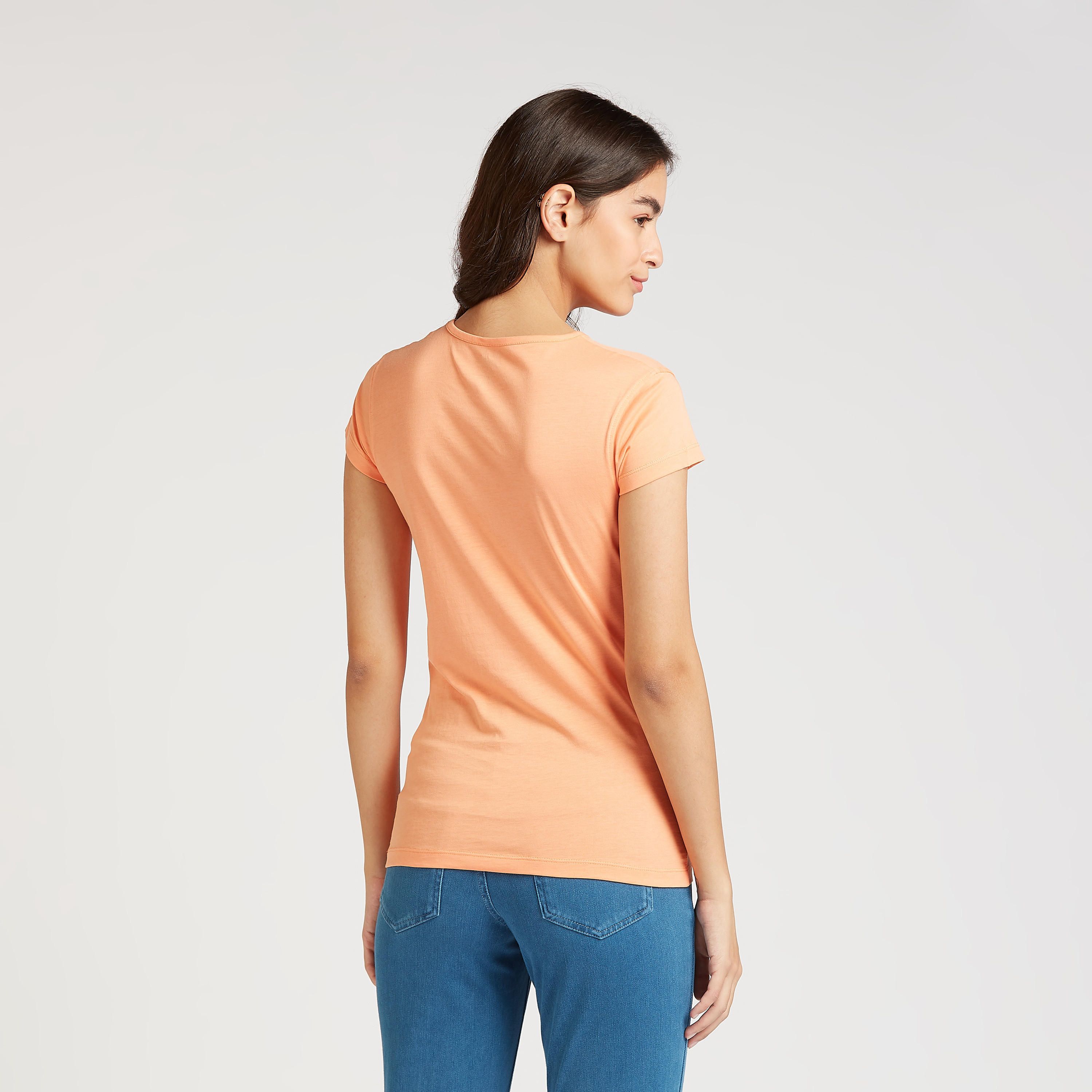 تيشيرت مستدام سليم فيت بياقة مستديرة وأكمام كاب وطبعات-women-clothing-tshirts-image-4
