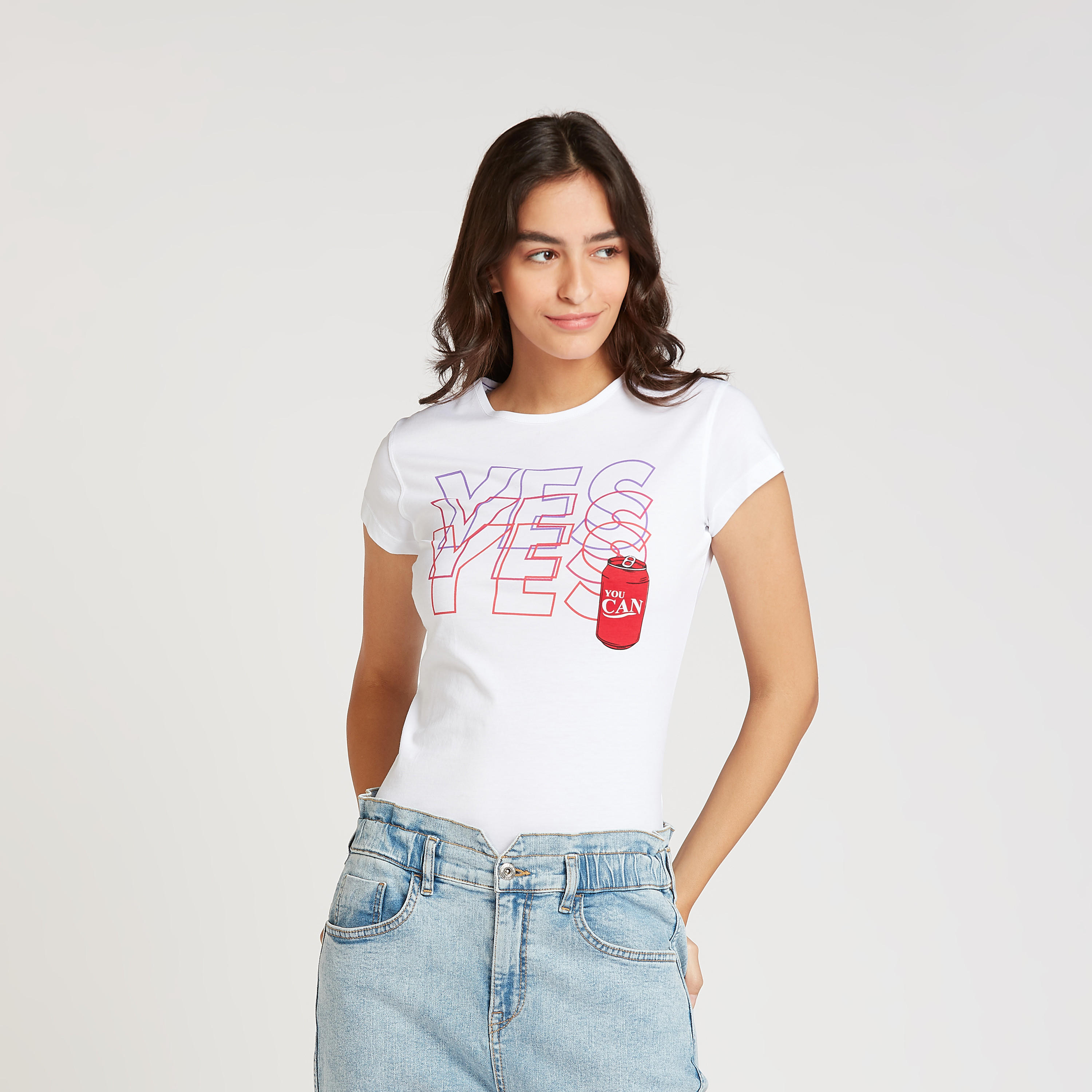 تيشيرت مستدام سليم فيت بياقة ضيقة وأكمام كاب وطبعات-women-clothing-tshirts-image-1