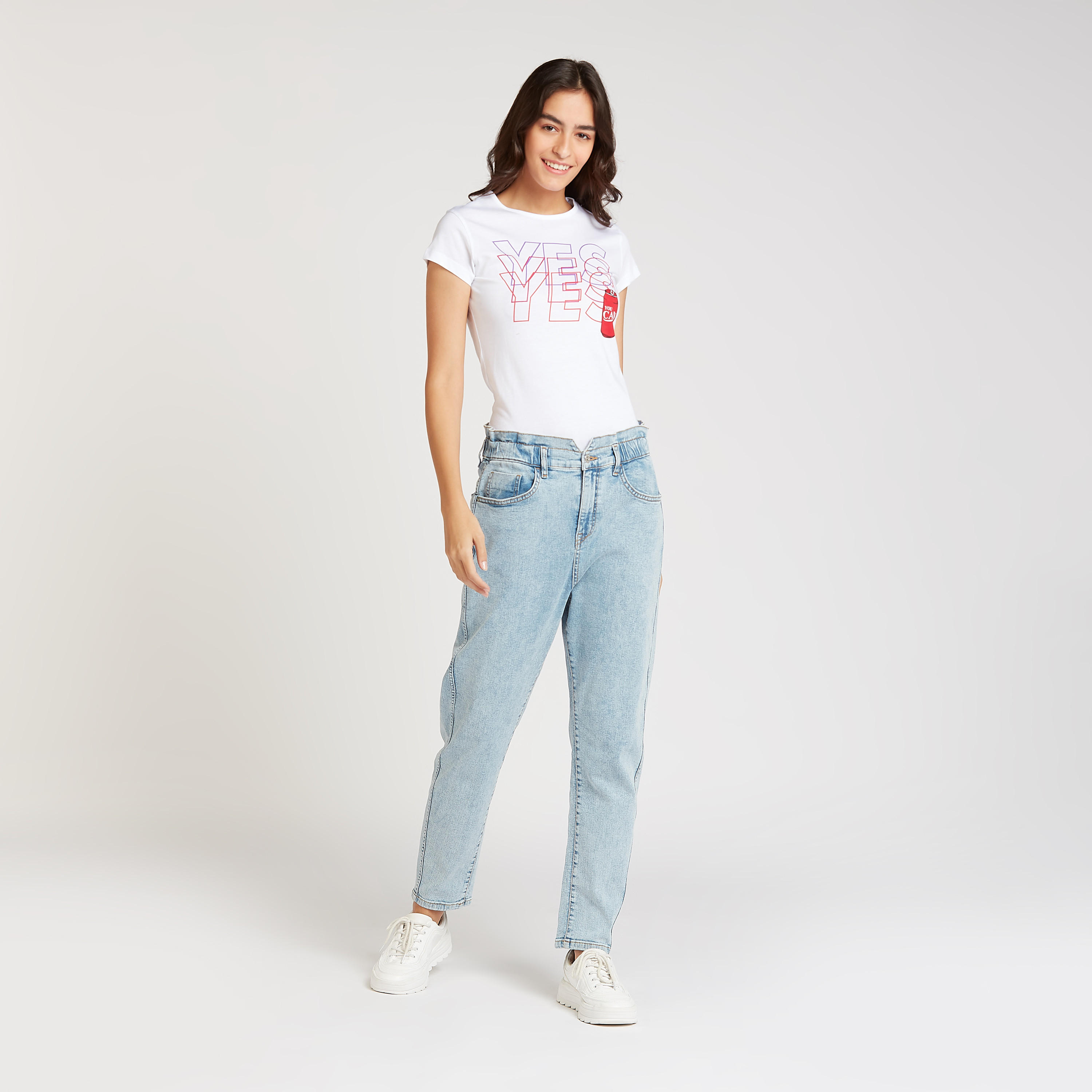 تيشيرت مستدام سليم فيت بياقة ضيقة وأكمام كاب وطبعات-women-clothing-tshirts-image-2
