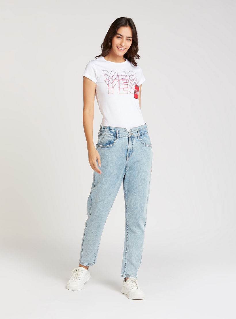 تيشيرت مستدام سليم فيت بياقة ضيقة وأكمام كاب وطبعات-women-clothing-tshirts-image-2