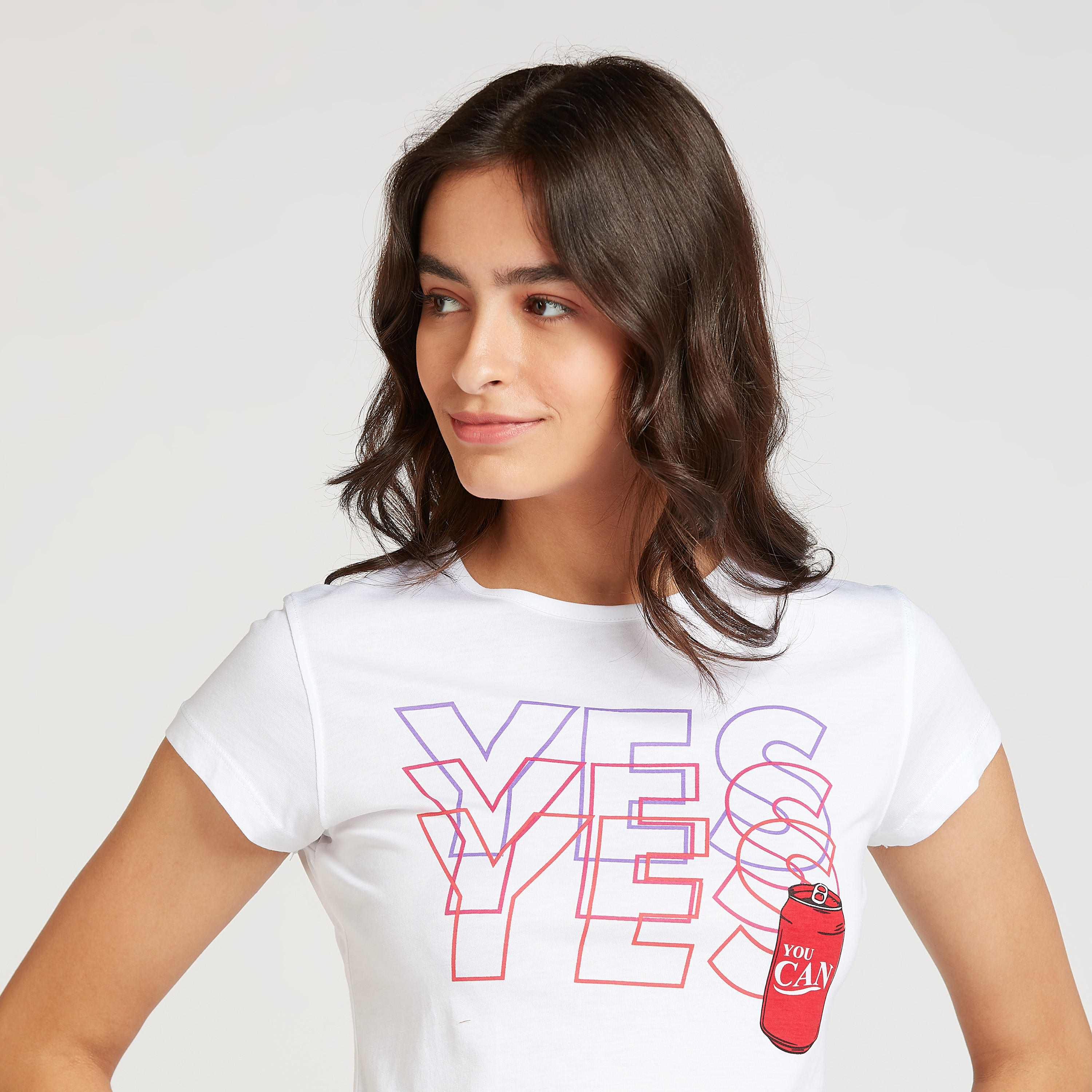 تيشيرت مستدام سليم فيت بياقة ضيقة وأكمام كاب وطبعات-women-clothing-tshirts-image-3