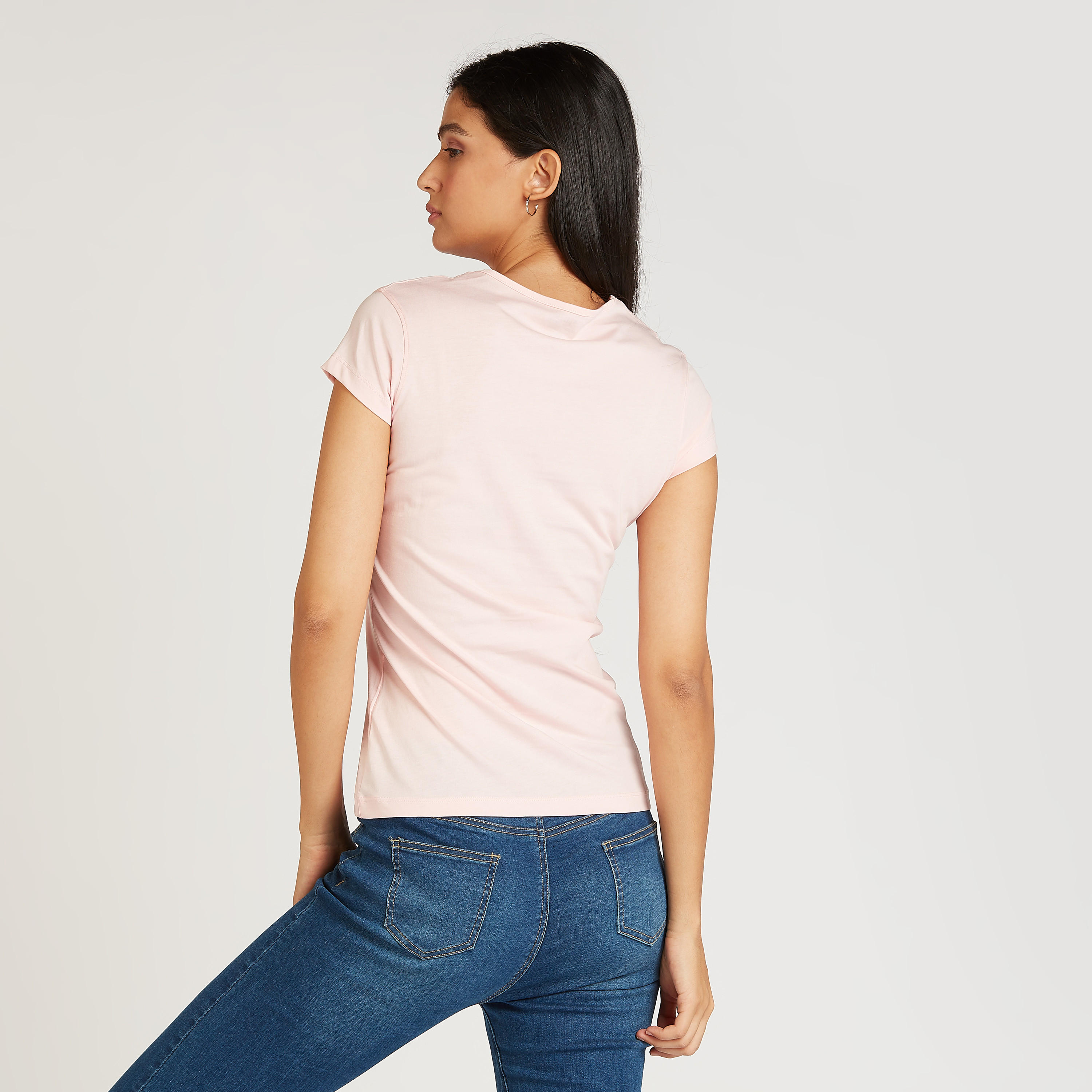 تيشيرت مستدام سليم فيت بياقة ضيقة وأكمام قصيرة وطبعات-women-clothing-tshirts-image-4