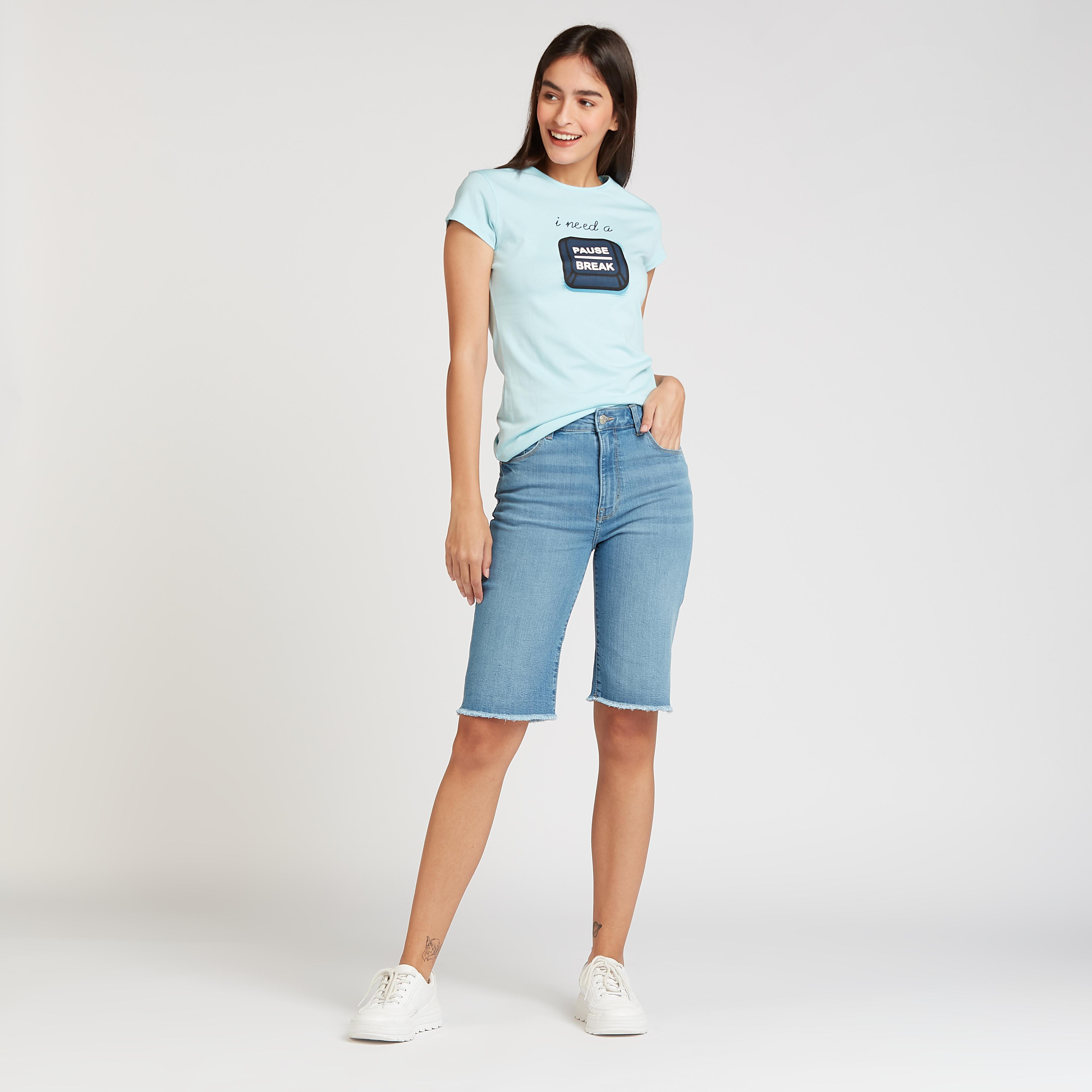 تيشيرت مستدام سليم فيت بياقة مستديرة وأكمام كاب وطبعات-women-clothing-tshirts-image-2