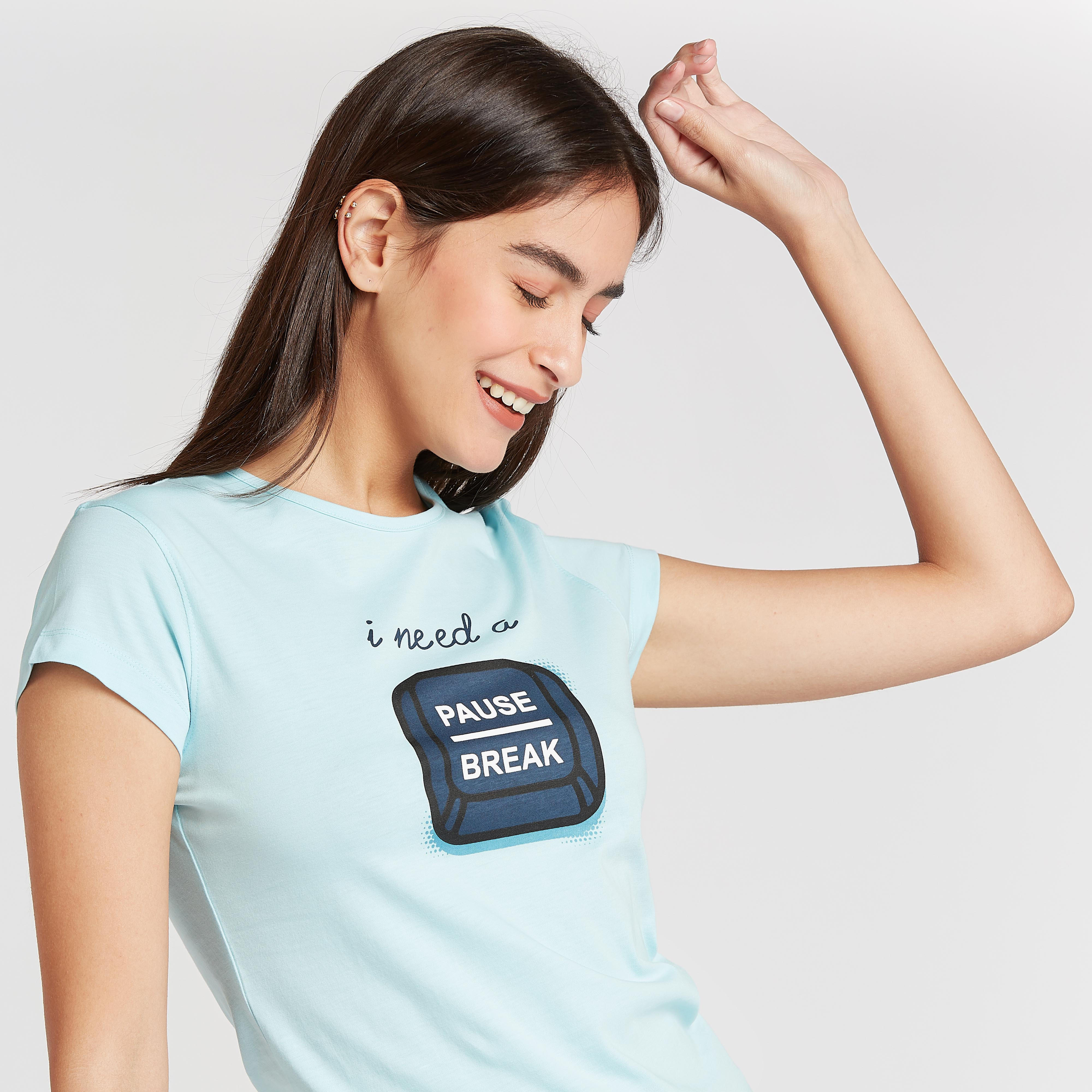 تيشيرت مستدام سليم فيت بياقة مستديرة وأكمام كاب وطبعات-women-clothing-tshirts-image-3