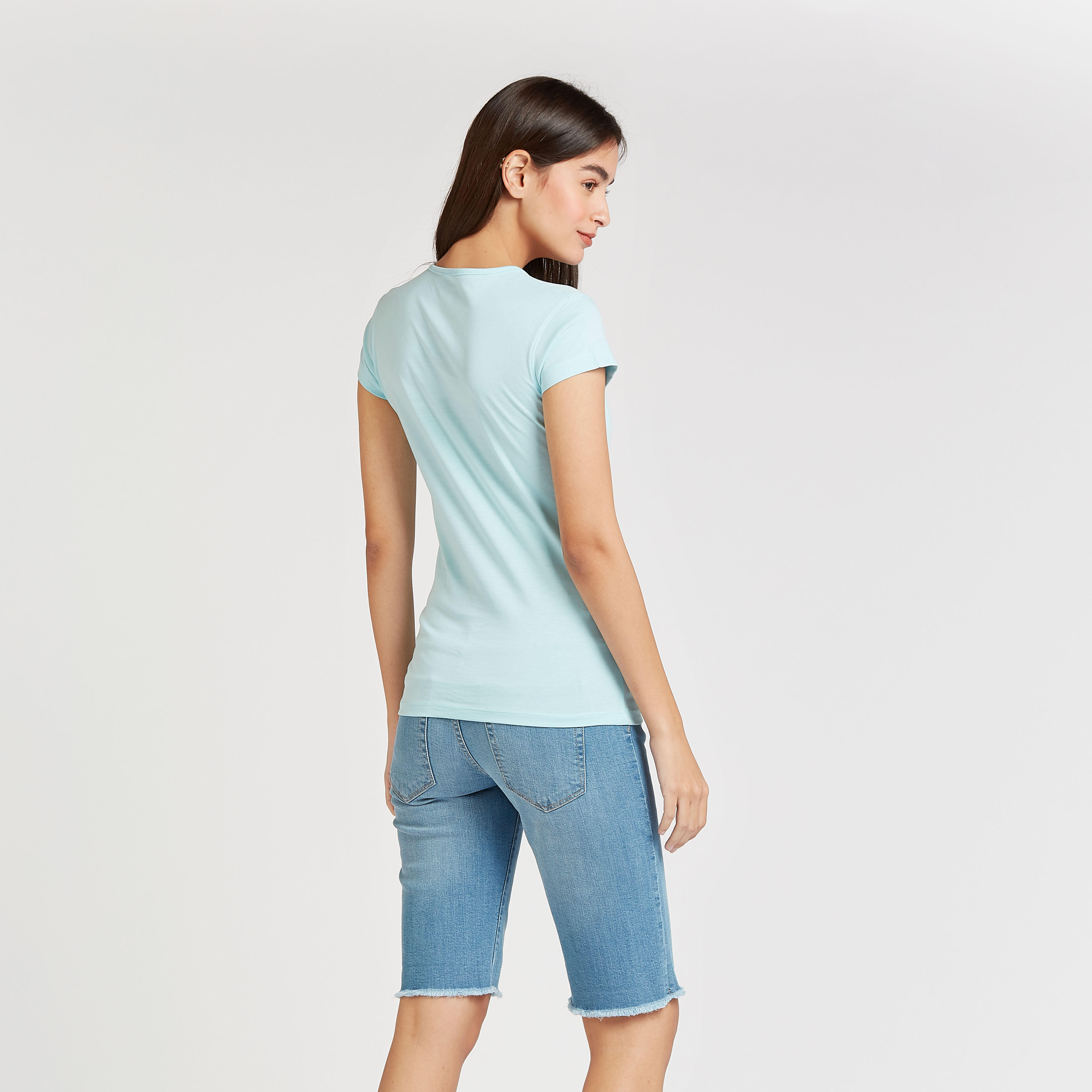تيشيرت مستدام سليم فيت بياقة مستديرة وأكمام كاب وطبعات-women-clothing-tshirts-image-4