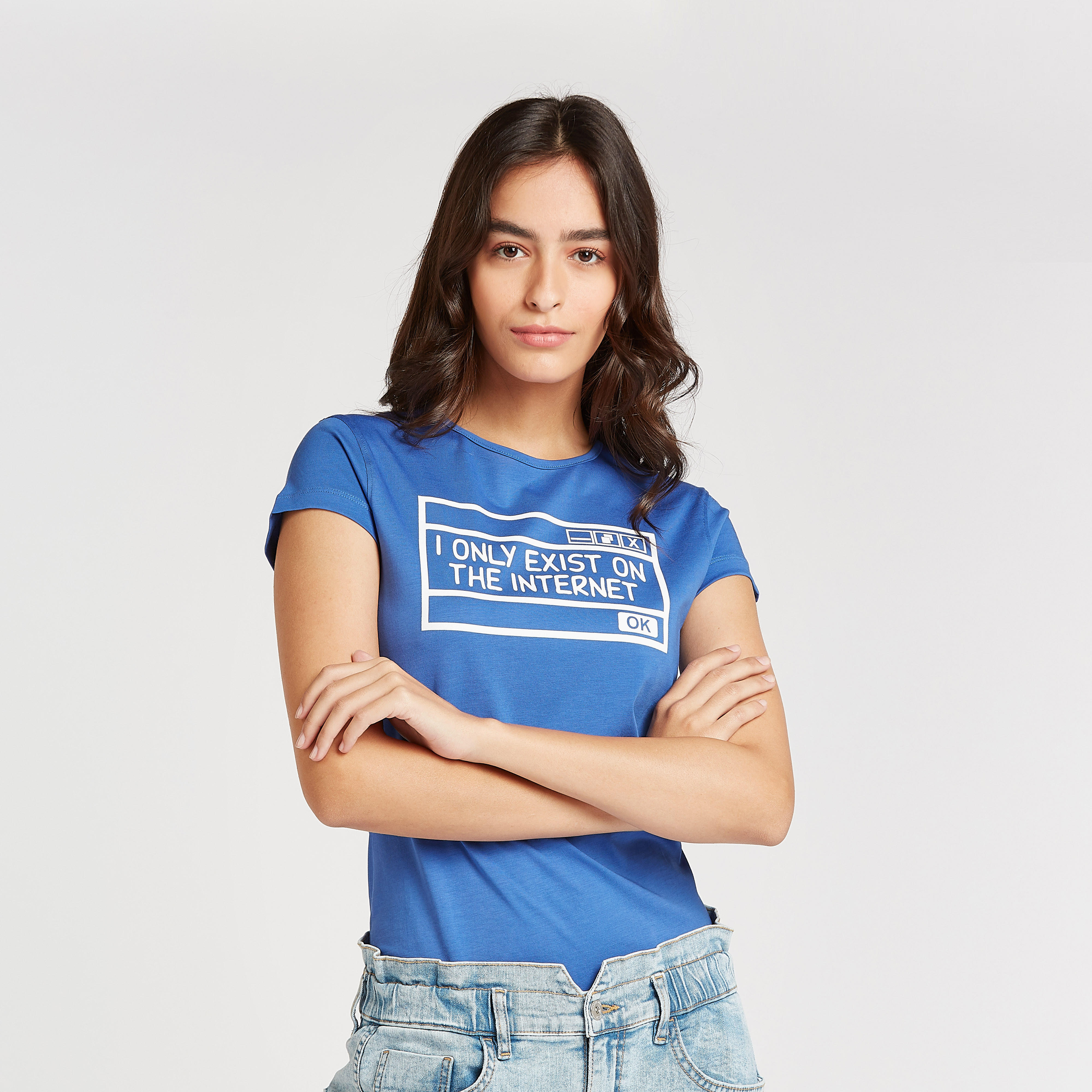 تيشيرت سليم بياقة ضيقة وأكمام كاب وطبعات-women-clothing-tshirts-image-1