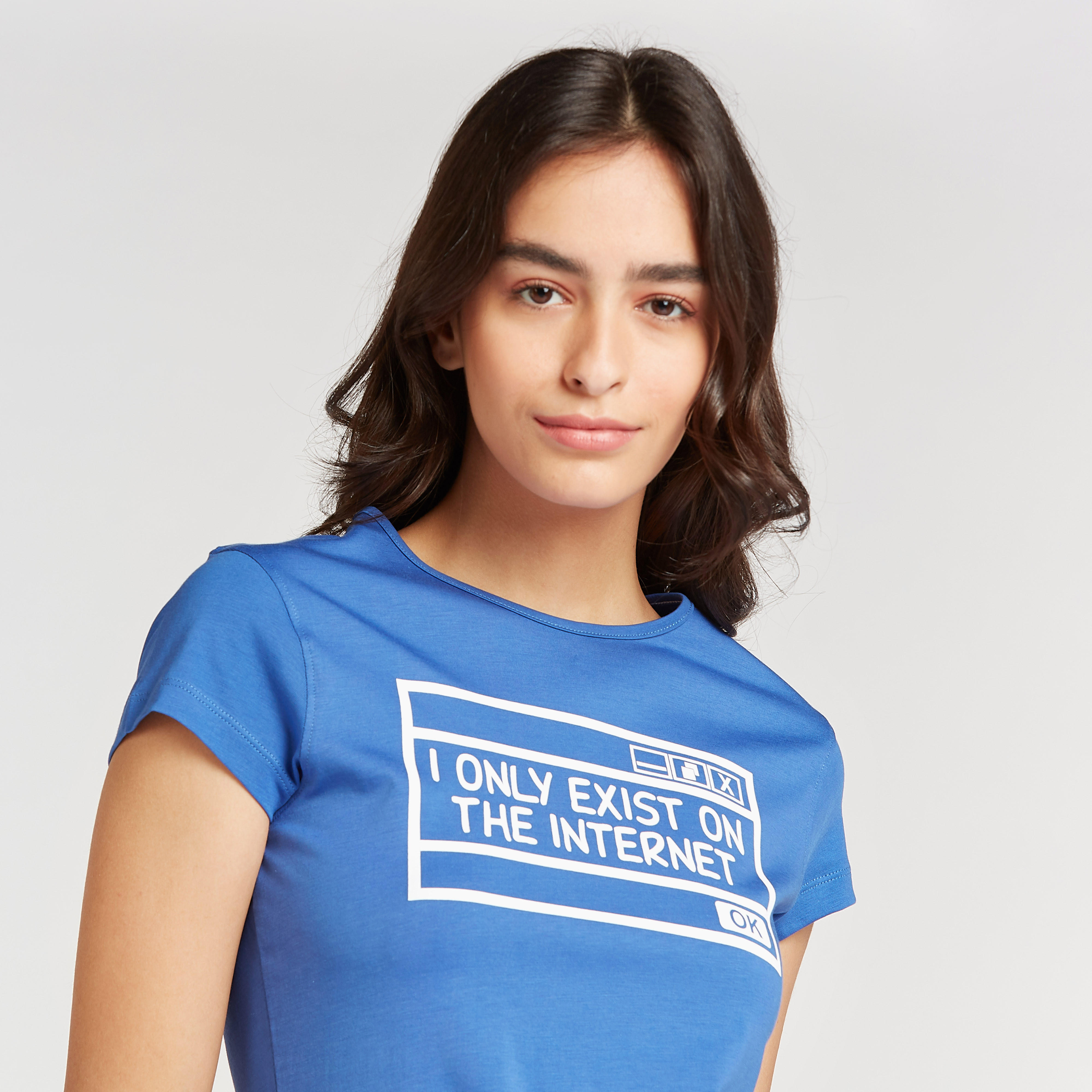 تيشيرت سليم بياقة ضيقة وأكمام كاب وطبعات-women-clothing-tshirts-image-4