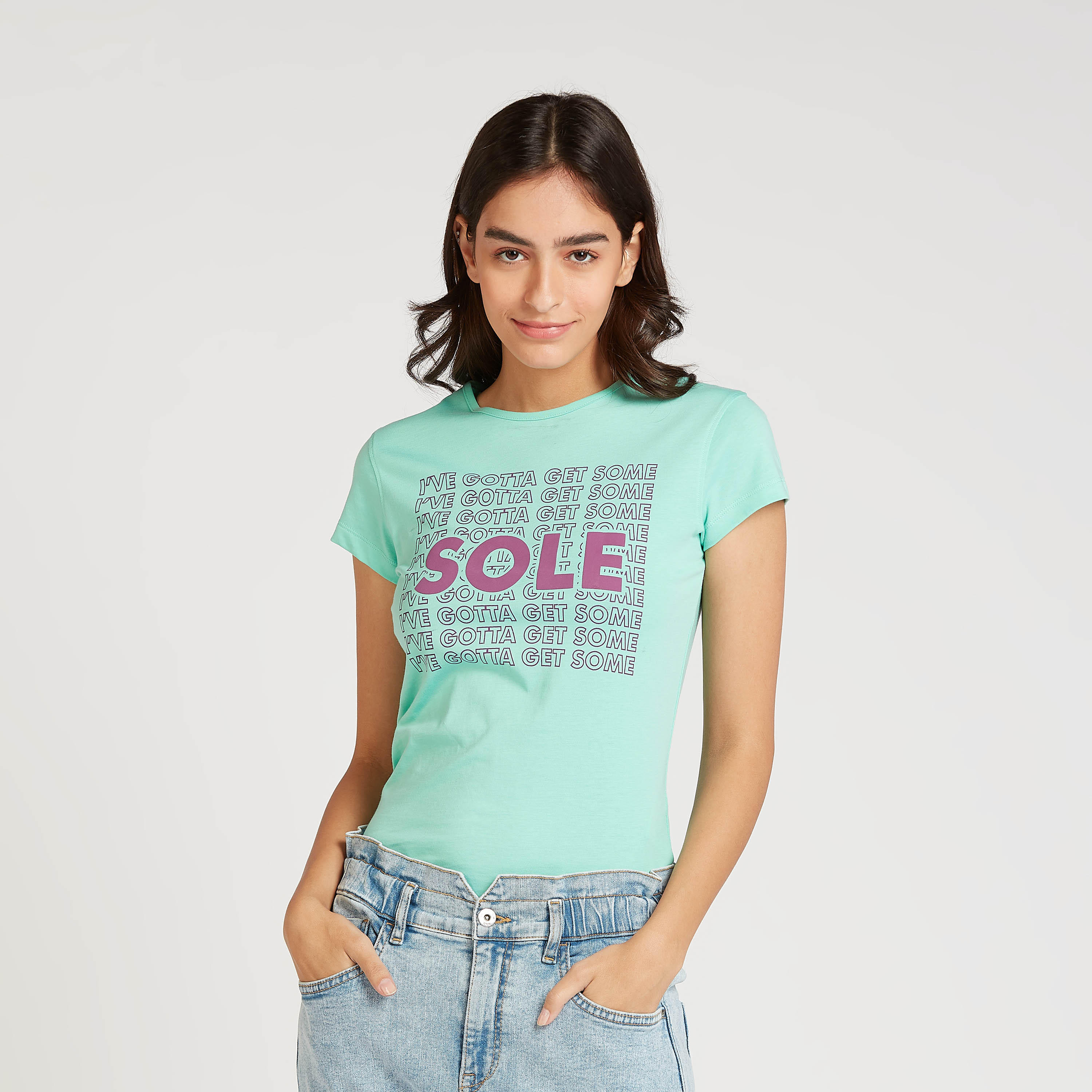 تيشيرت سليم فيت بياقة ضيقة وأكمام كاب وطبعات-women-clothing-tshirts-image-1