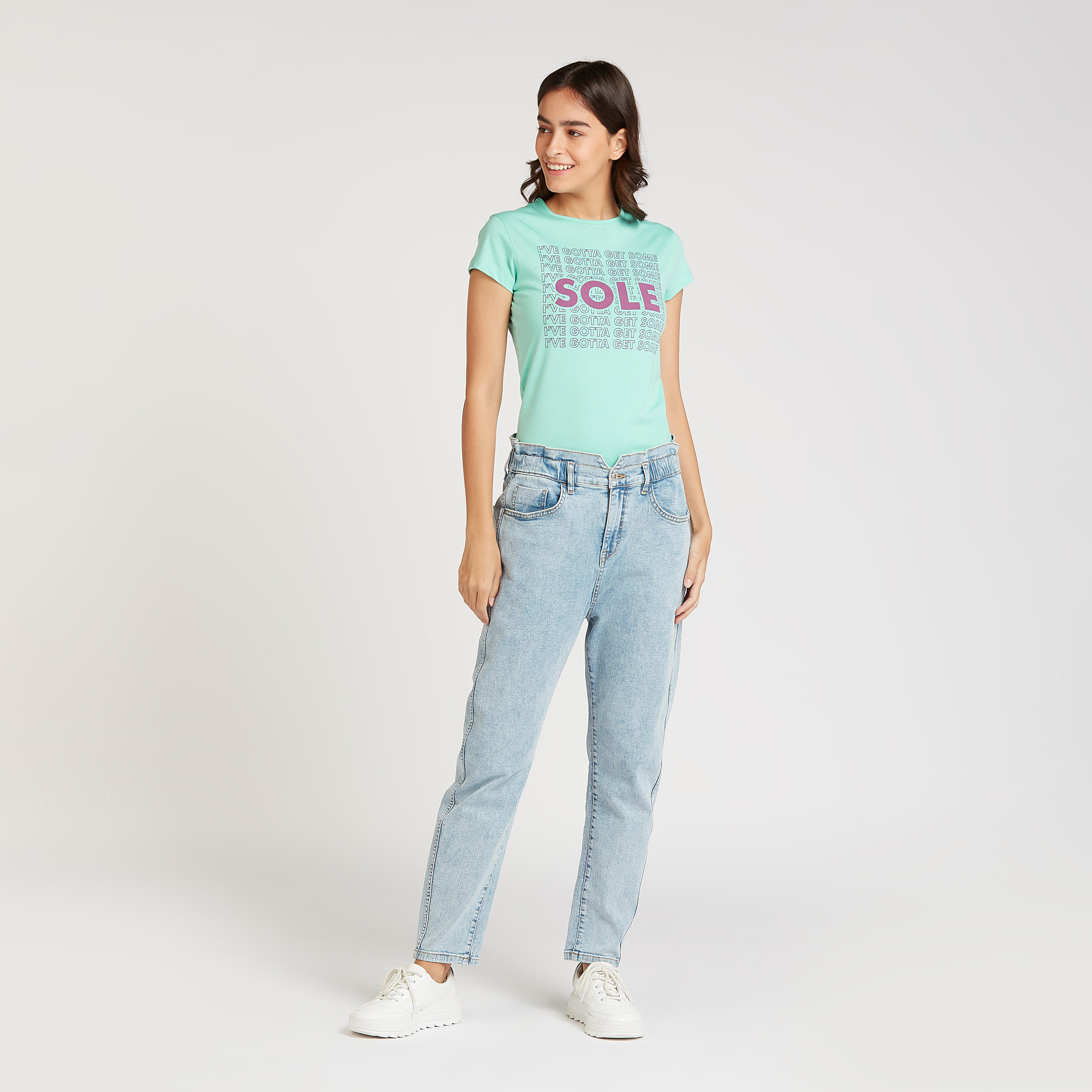 تيشيرت سليم فيت بياقة ضيقة وأكمام كاب وطبعات-women-clothing-tshirts-image-2