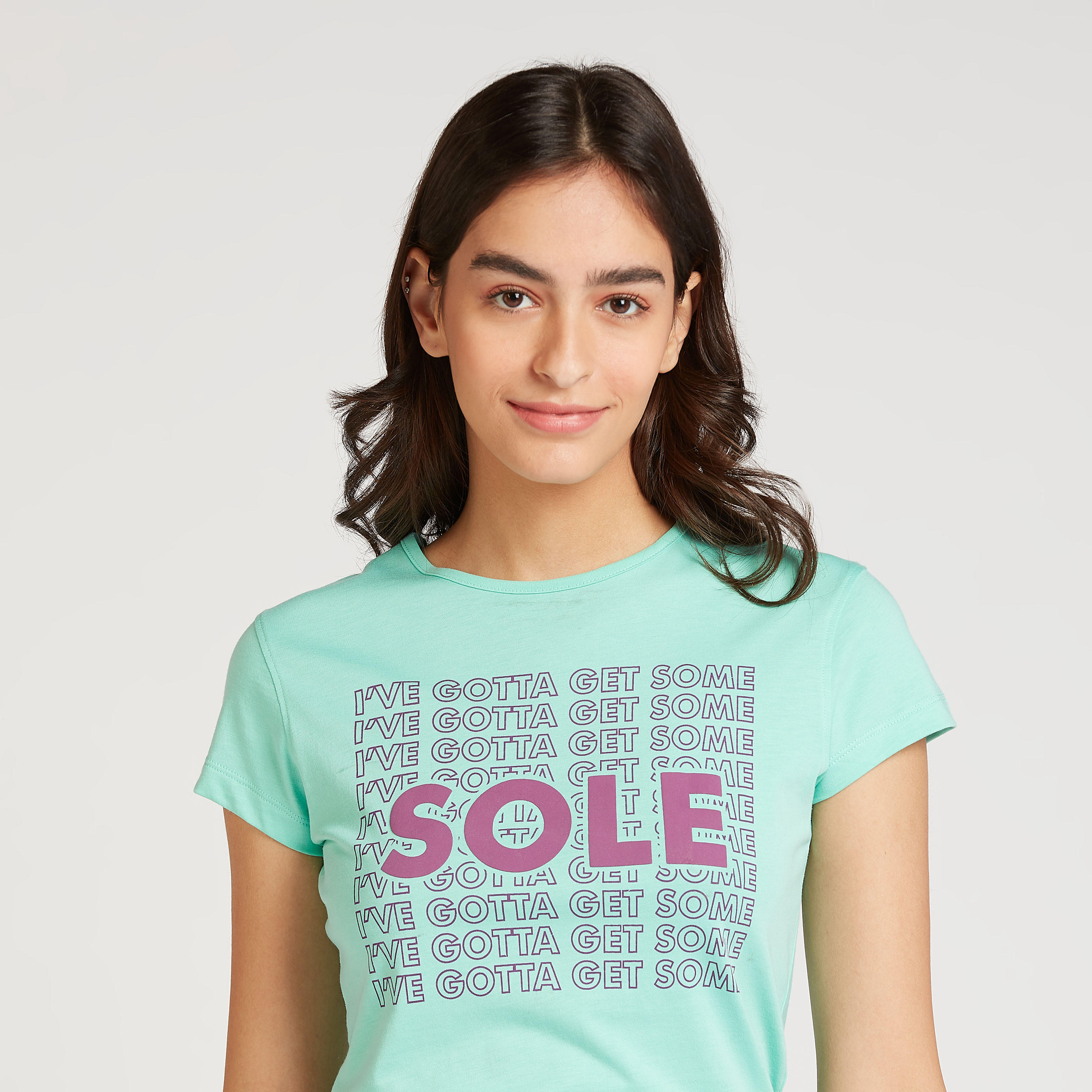 تيشيرت سليم فيت بياقة ضيقة وأكمام كاب وطبعات-women-clothing-tshirts-image-3