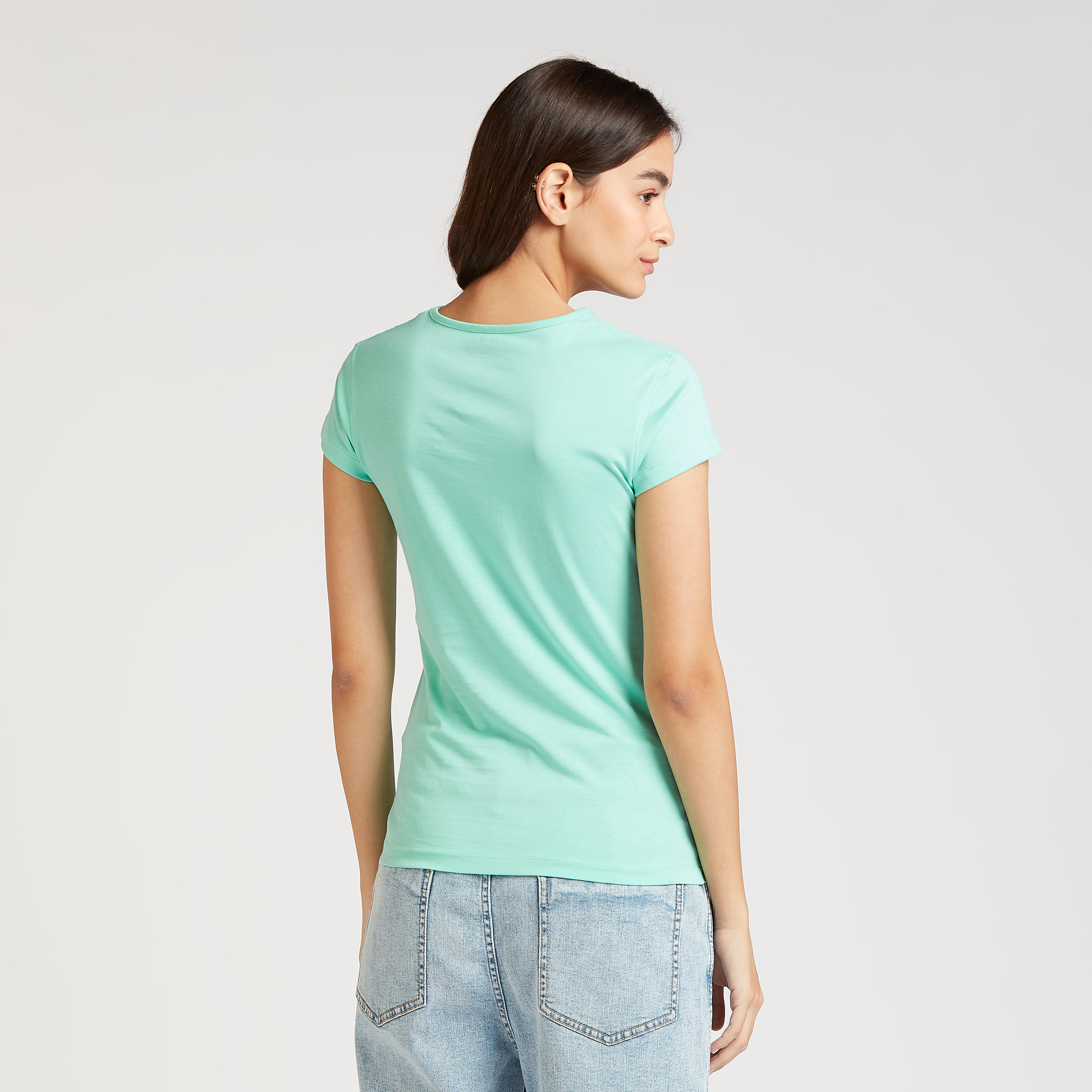 تيشيرت سليم فيت بياقة ضيقة وأكمام كاب وطبعات-women-clothing-tshirts-image-4