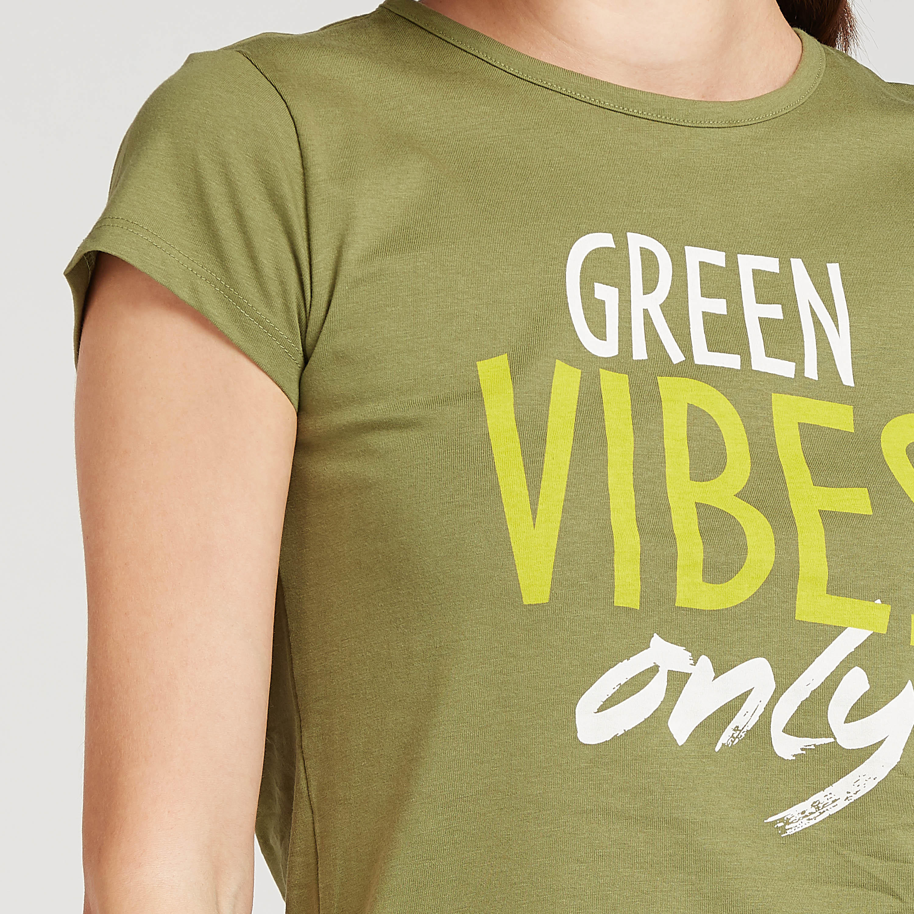 تيشيرت سليم بطبعات وياقة ضيّقة وأكمام كاب-women-clothing-tshirts-image-3