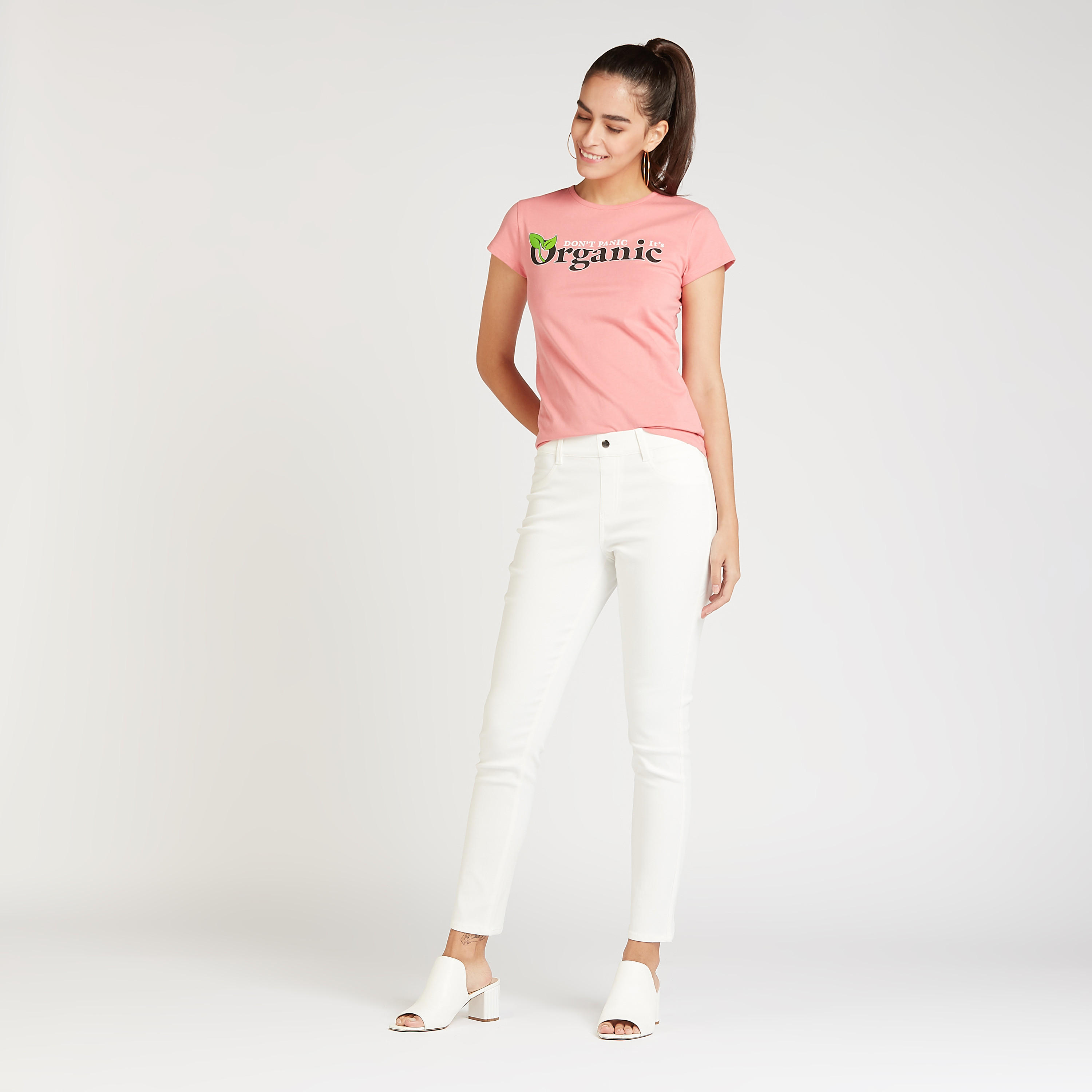 تيشيرت بقصة سليم بياقة ضيّقة وأكمام قصيرة وطبعات-women-clothing-tshirts-image-2