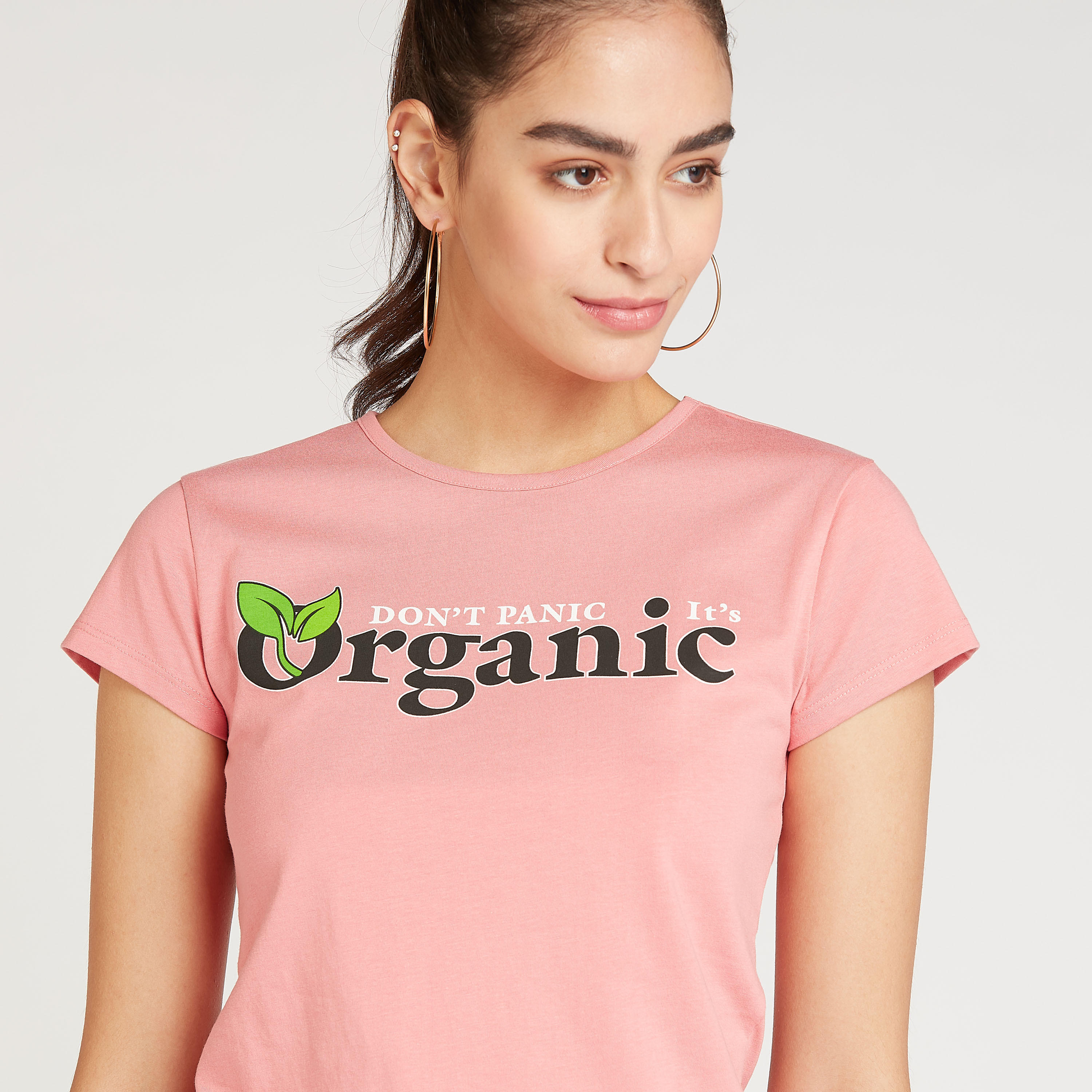 تيشيرت بقصة سليم بياقة ضيّقة وأكمام قصيرة وطبعات-women-clothing-tshirts-image-3