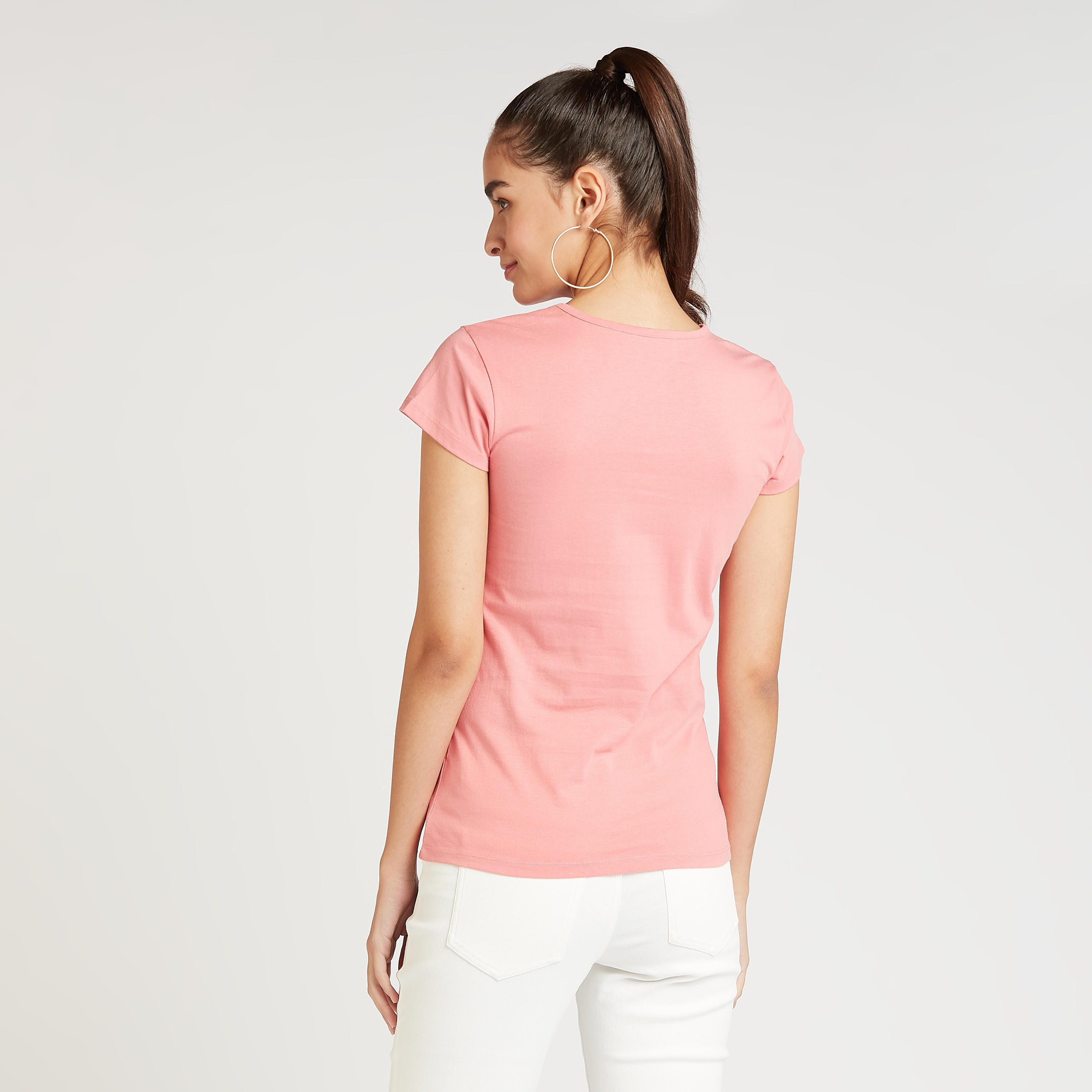 تيشيرت بقصة سليم بياقة ضيّقة وأكمام قصيرة وطبعات-women-clothing-tshirts-image-4