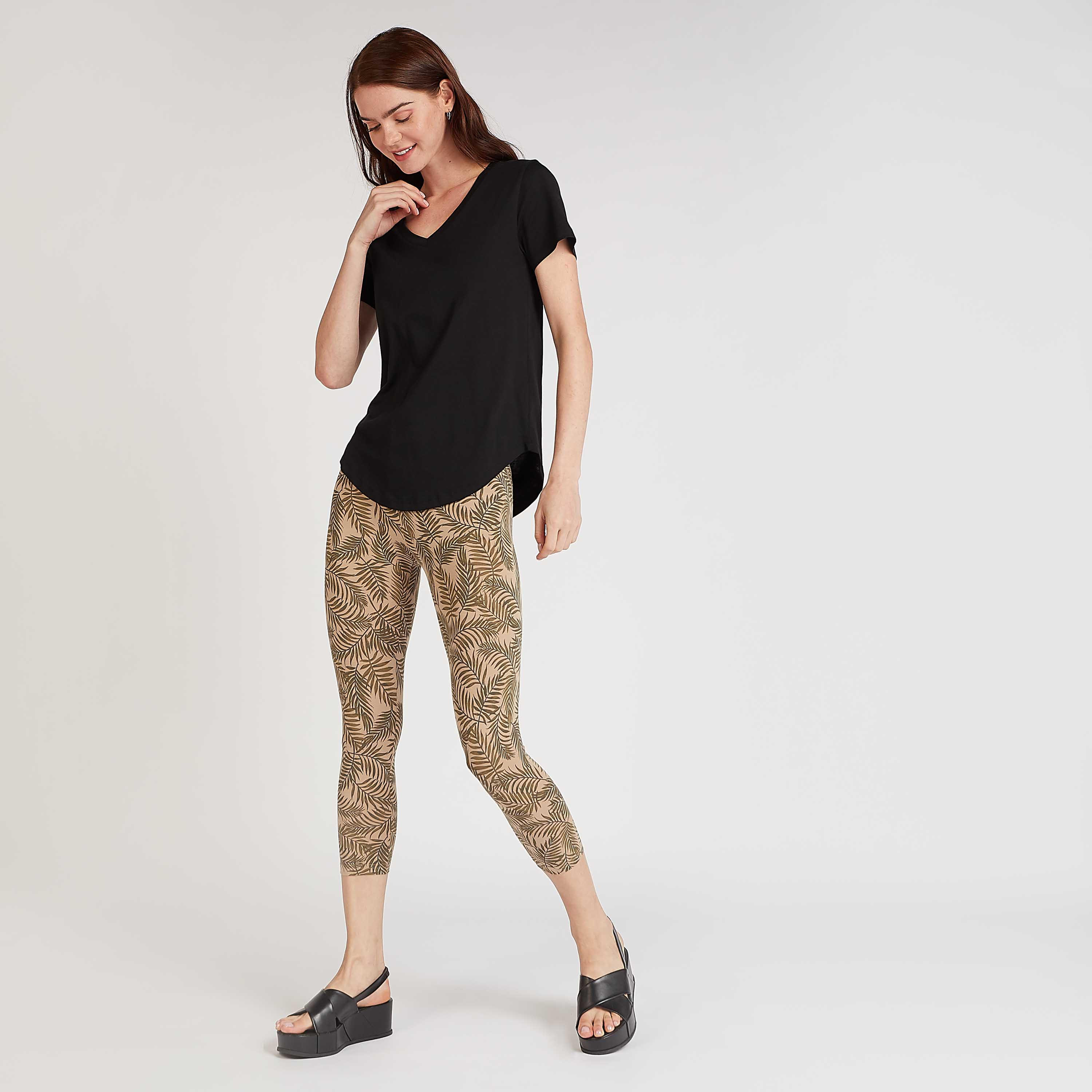 بنطلون ليقنز مستدام قصير بخصر مطّاطي وطبعات جرافيك-women-clothing-bottoms-leggings-image-2