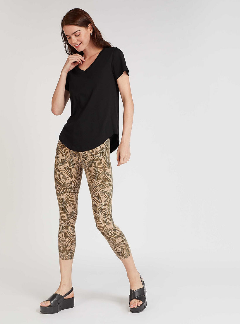 بنطلون ليقنز مستدام قصير بخصر مطّاطي وطبعات جرافيك-women-clothing-bottoms-leggings-image-2