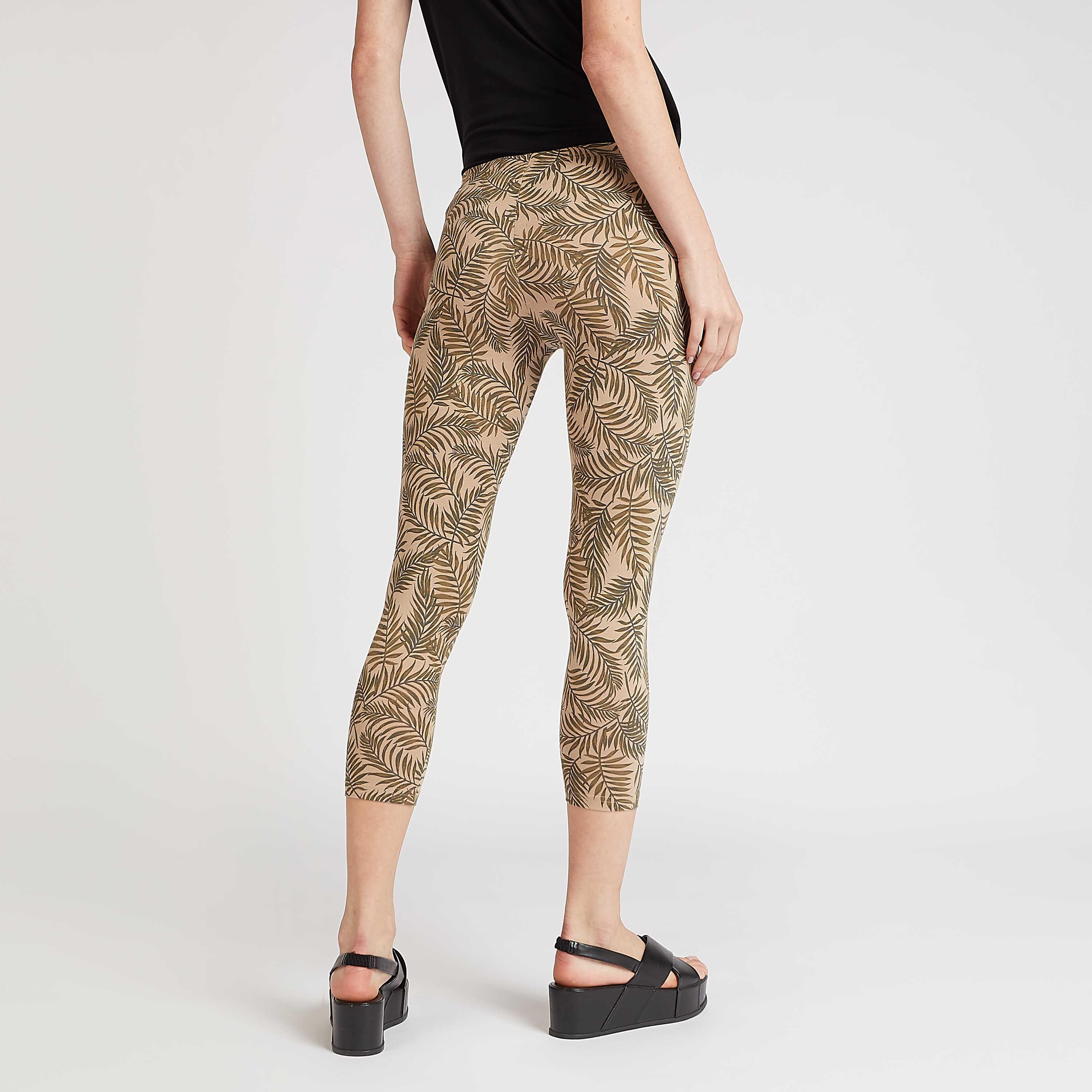 بنطلون ليقنز مستدام قصير بخصر مطّاطي وطبعات جرافيك-women-clothing-bottoms-leggings-image-4