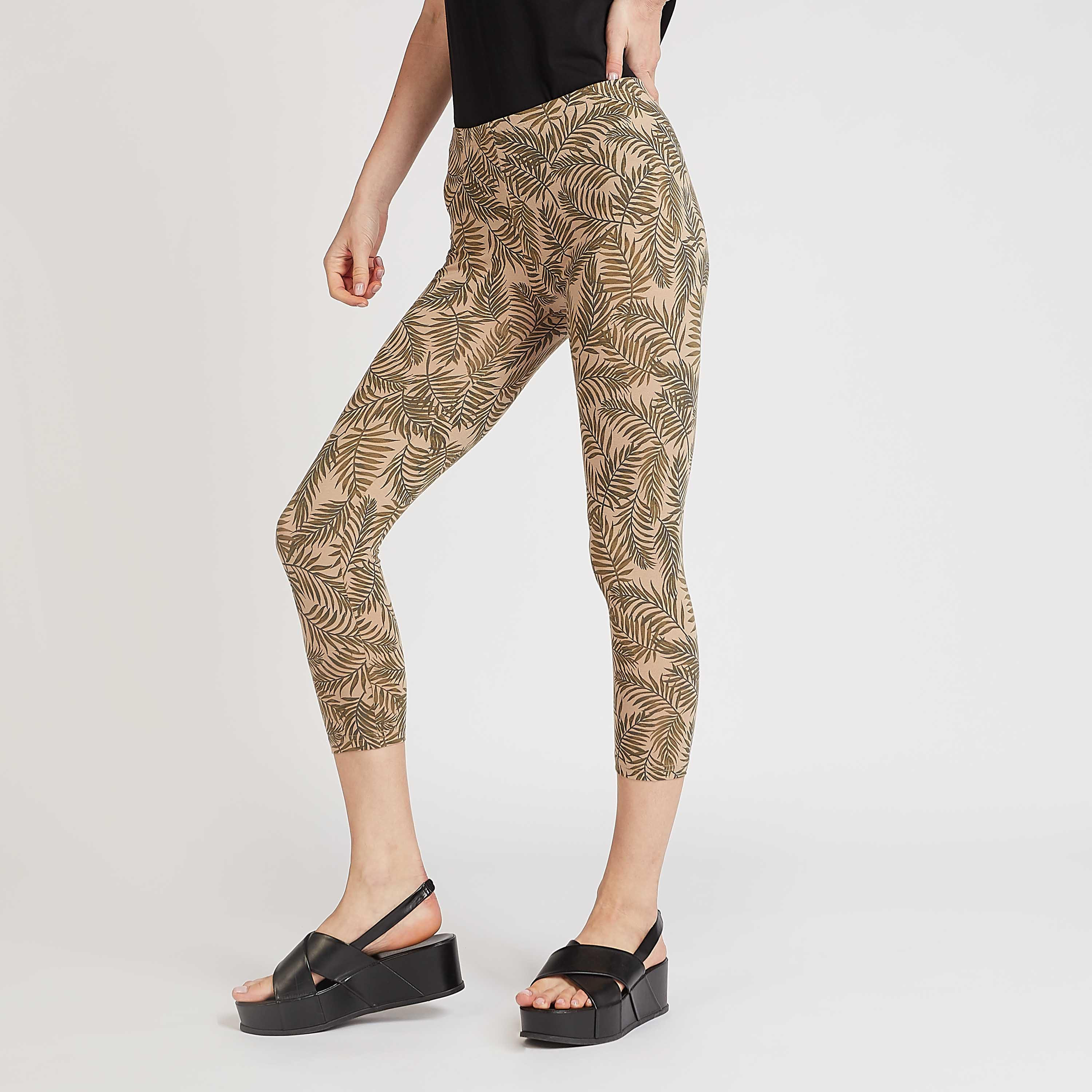 بنطلون ليقنز مستدام قصير بخصر مطّاطي وطبعات جرافيك-women-clothing-bottoms-leggings-image-5