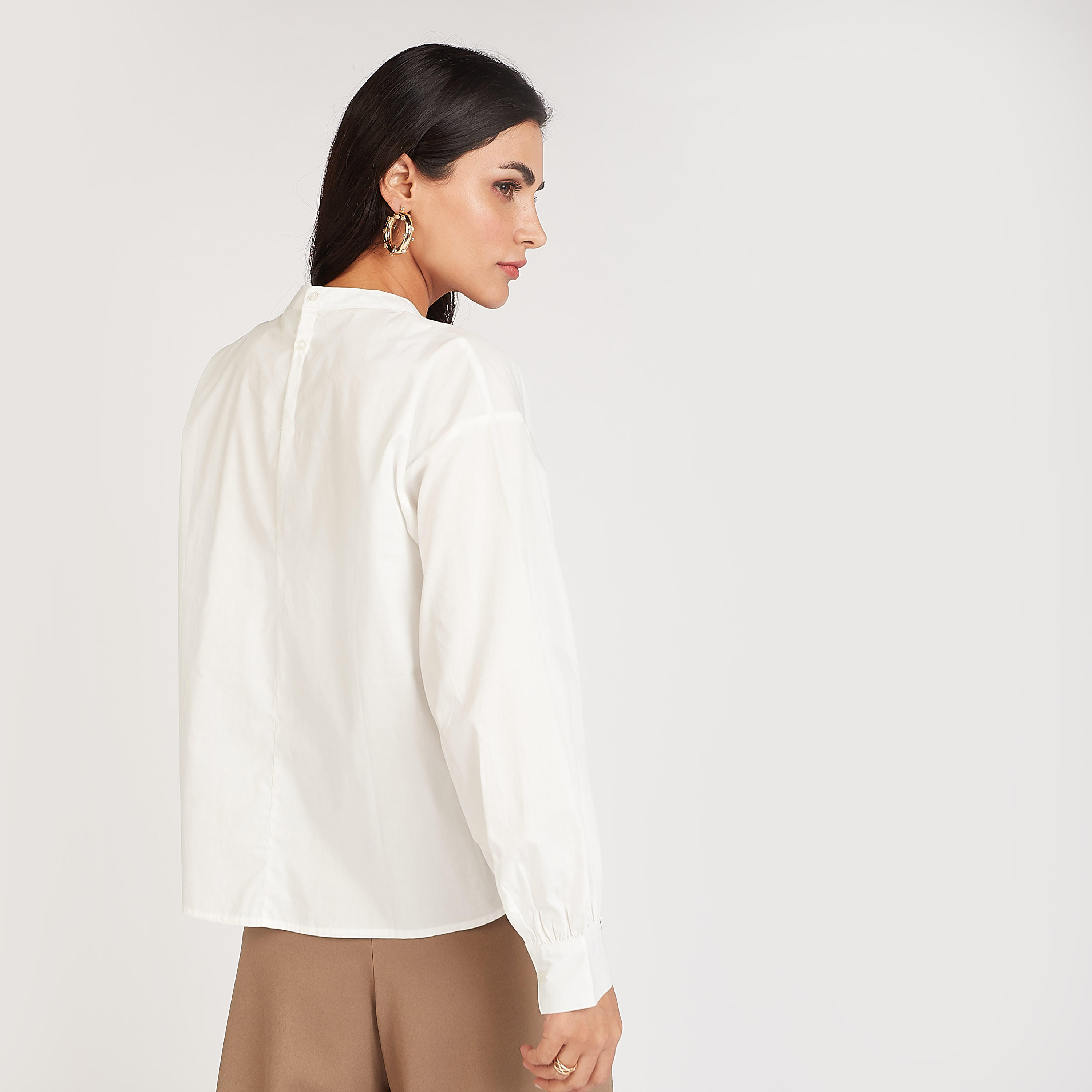 بلوزة مستدامة سادة بياقة عالية وأكمام بيشوب-women-clothing-shirtsandblouses-blouses-image-4