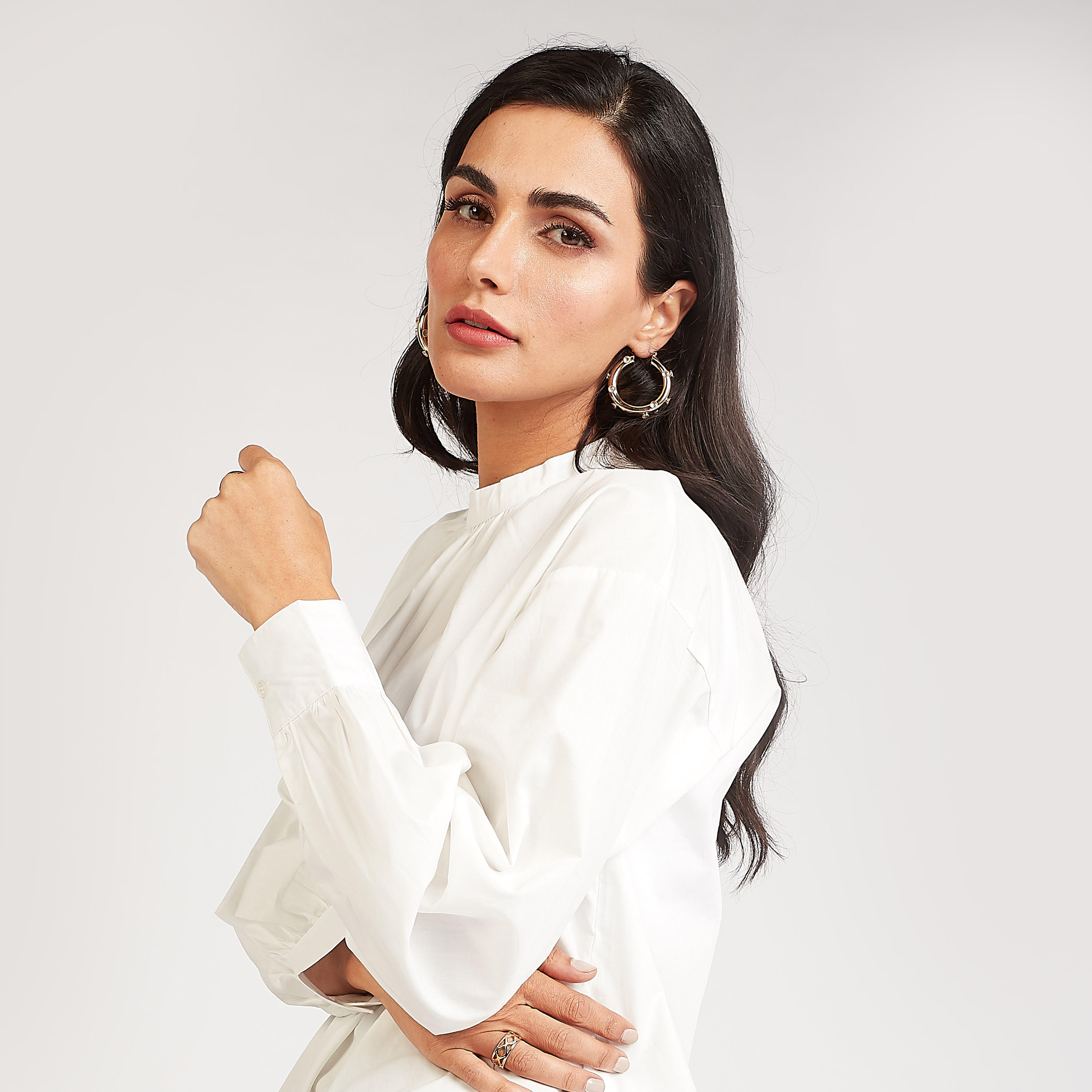 بلوزة مستدامة سادة بياقة عالية وأكمام بيشوب-women-clothing-shirtsandblouses-blouses-image-3