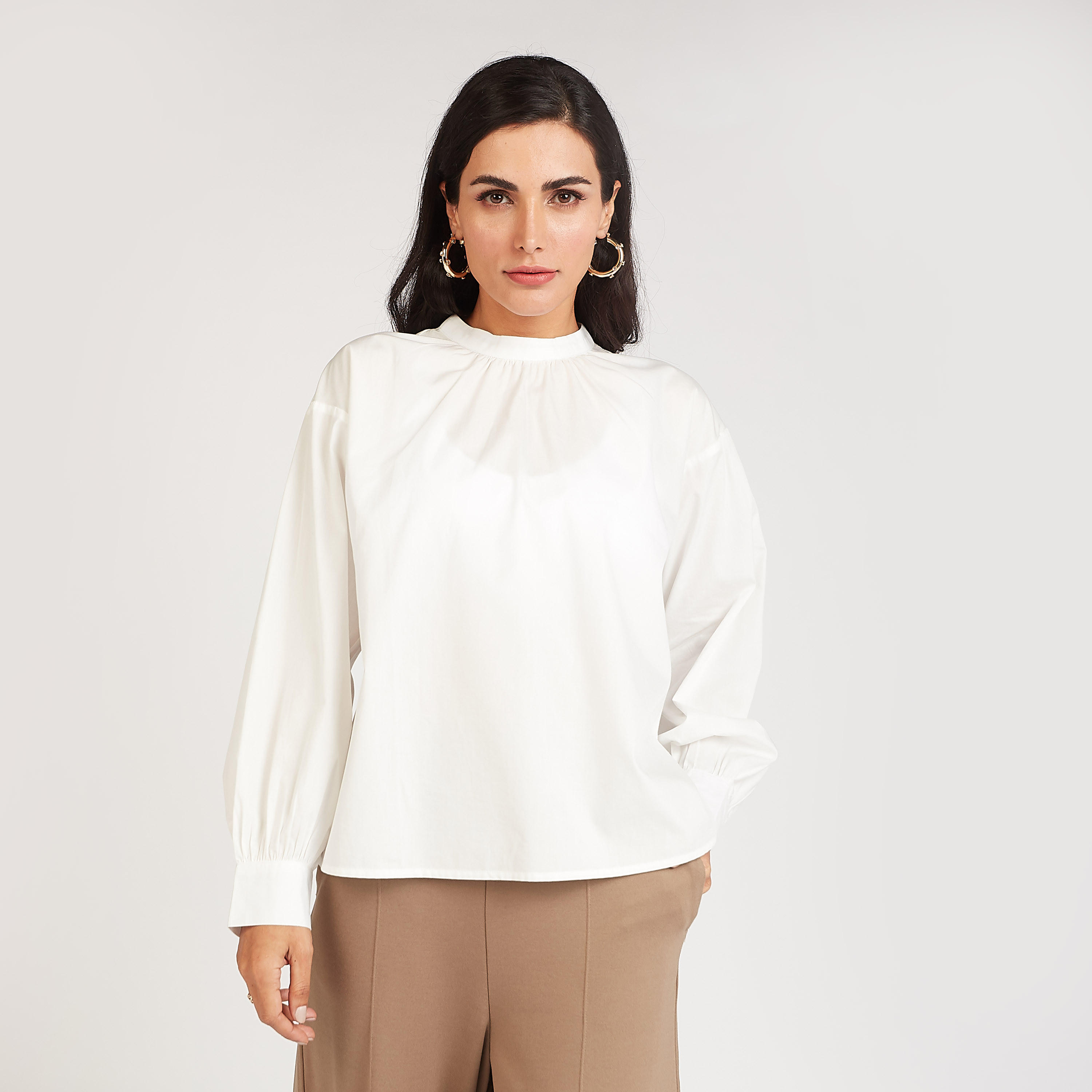 بلوزة مستدامة سادة بياقة عالية وأكمام بيشوب-women-clothing-shirtsandblouses-blouses-image-2