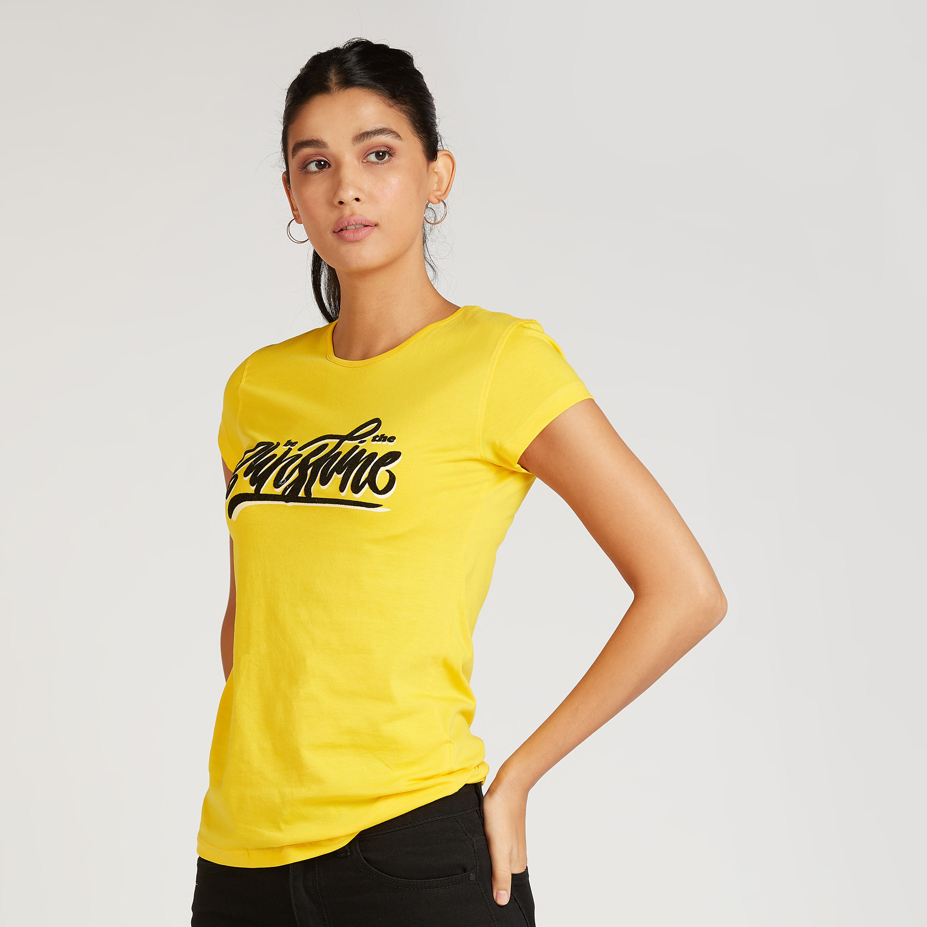 تيشيرت سليم بياقة ضيقة وأكمام كاب وطبعات تايبوغرافيك-women-clothing-tshirts-image-1