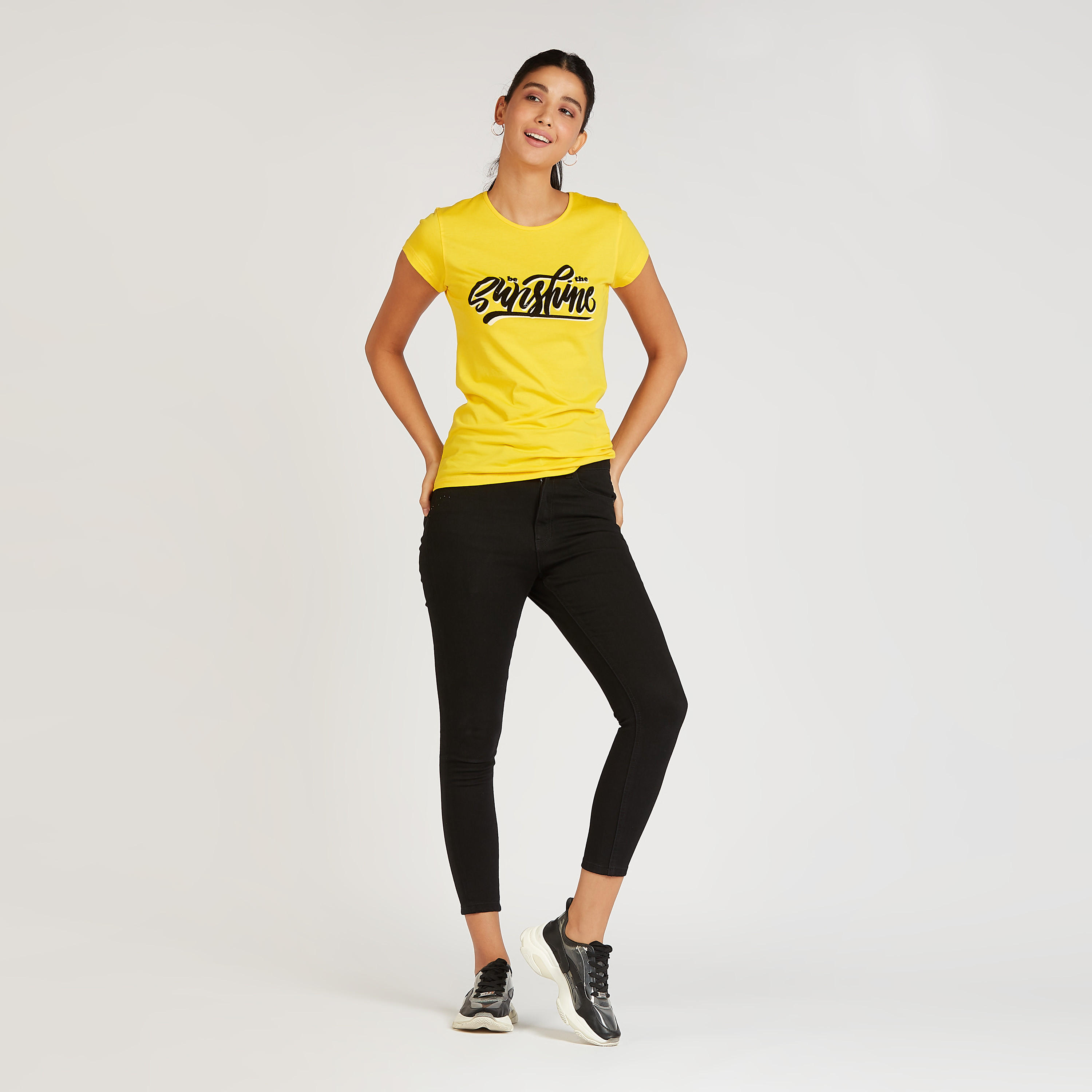 تيشيرت سليم بياقة ضيقة وأكمام كاب وطبعات تايبوغرافيك-women-clothing-tshirts-image-2