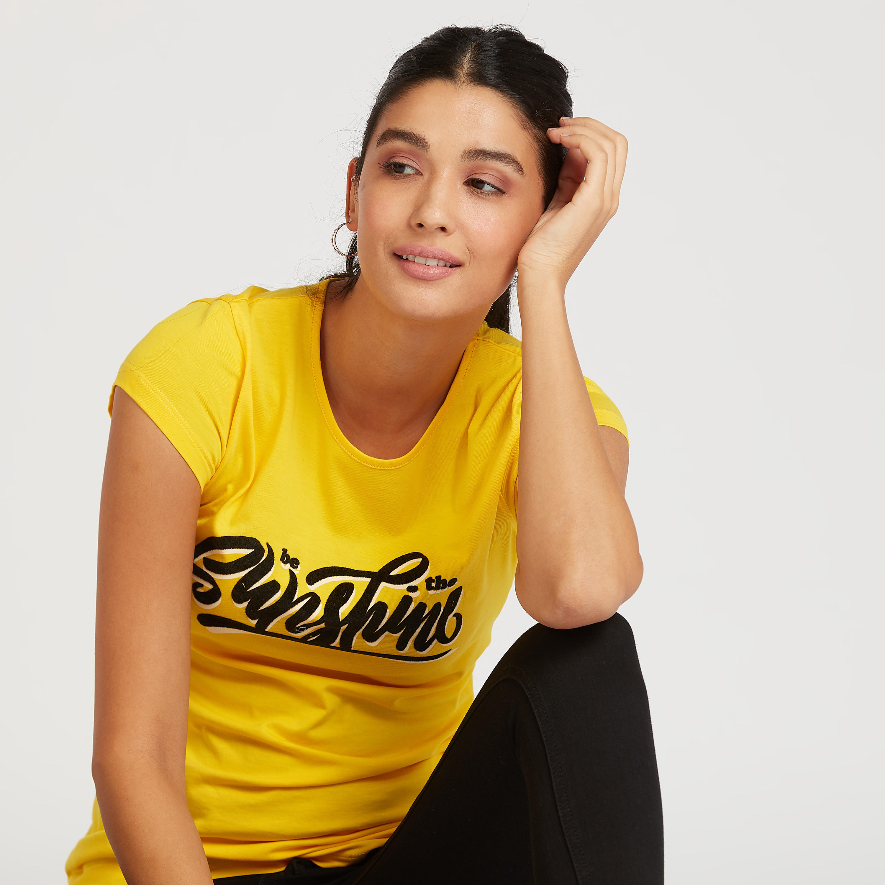 تيشيرت سليم بياقة ضيقة وأكمام كاب وطبعات تايبوغرافيك-women-clothing-tshirts-image-3