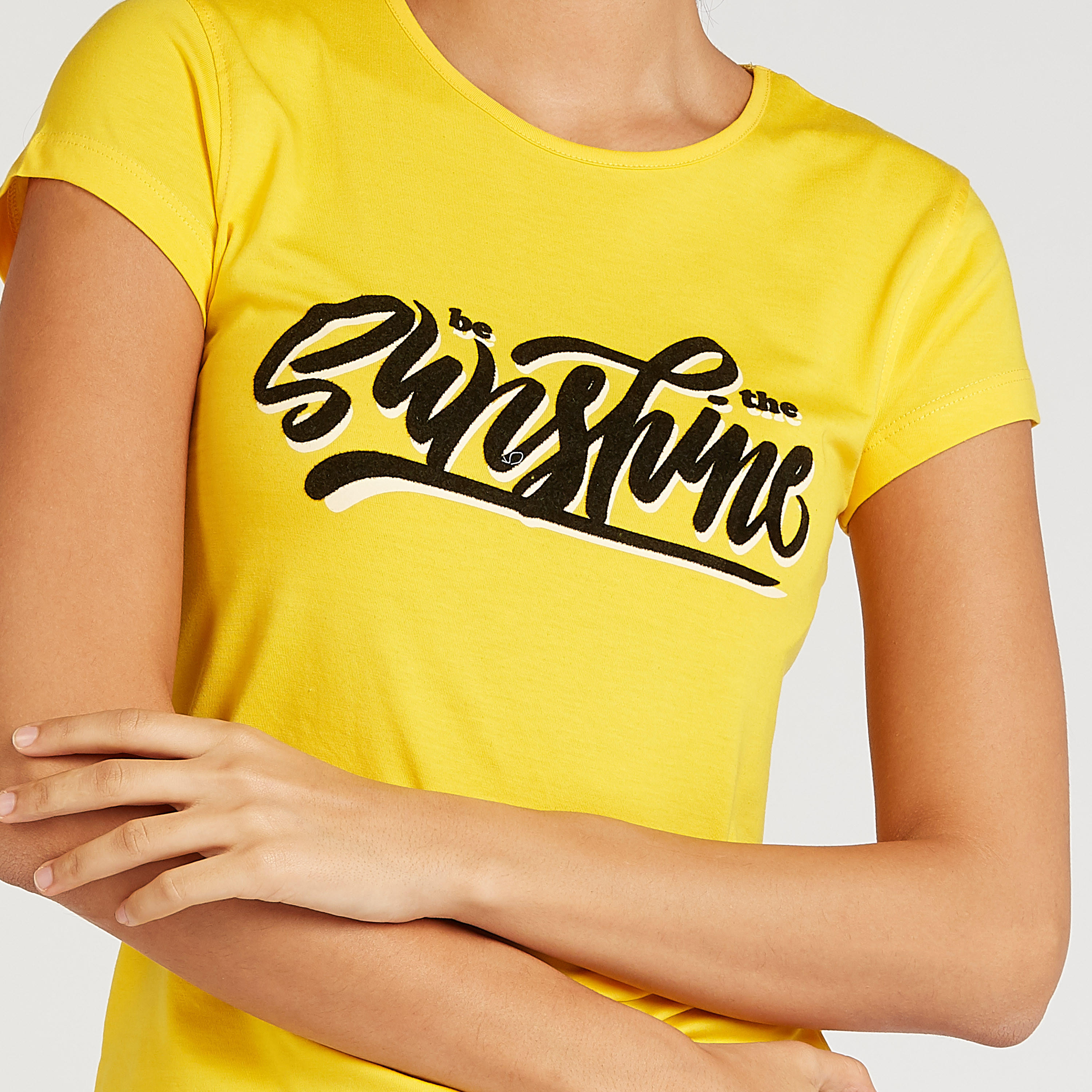 تيشيرت سليم بياقة ضيقة وأكمام كاب وطبعات تايبوغرافيك-women-clothing-tshirts-image-4