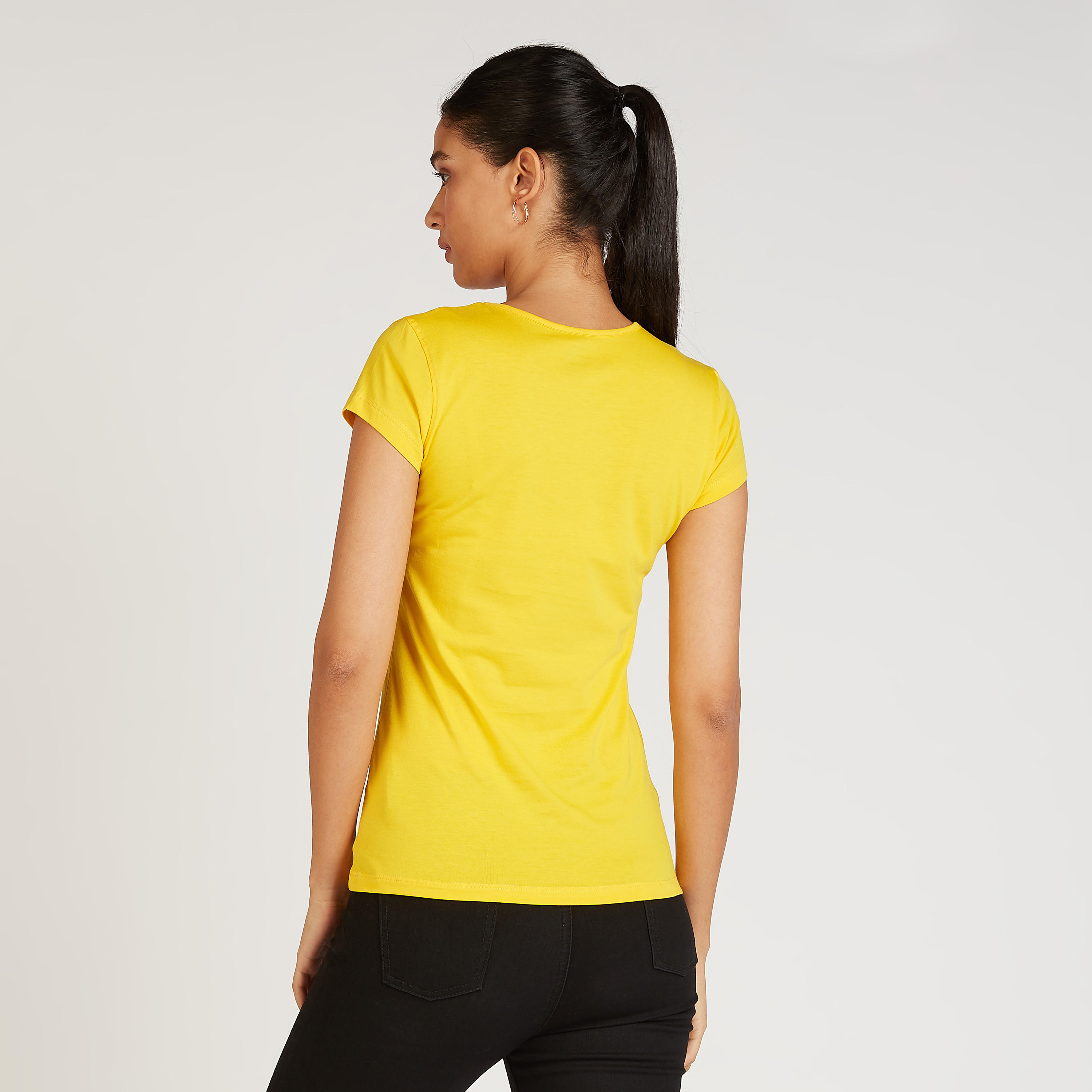 تيشيرت سليم بياقة ضيقة وأكمام كاب وطبعات تايبوغرافيك-women-clothing-tshirts-image-5