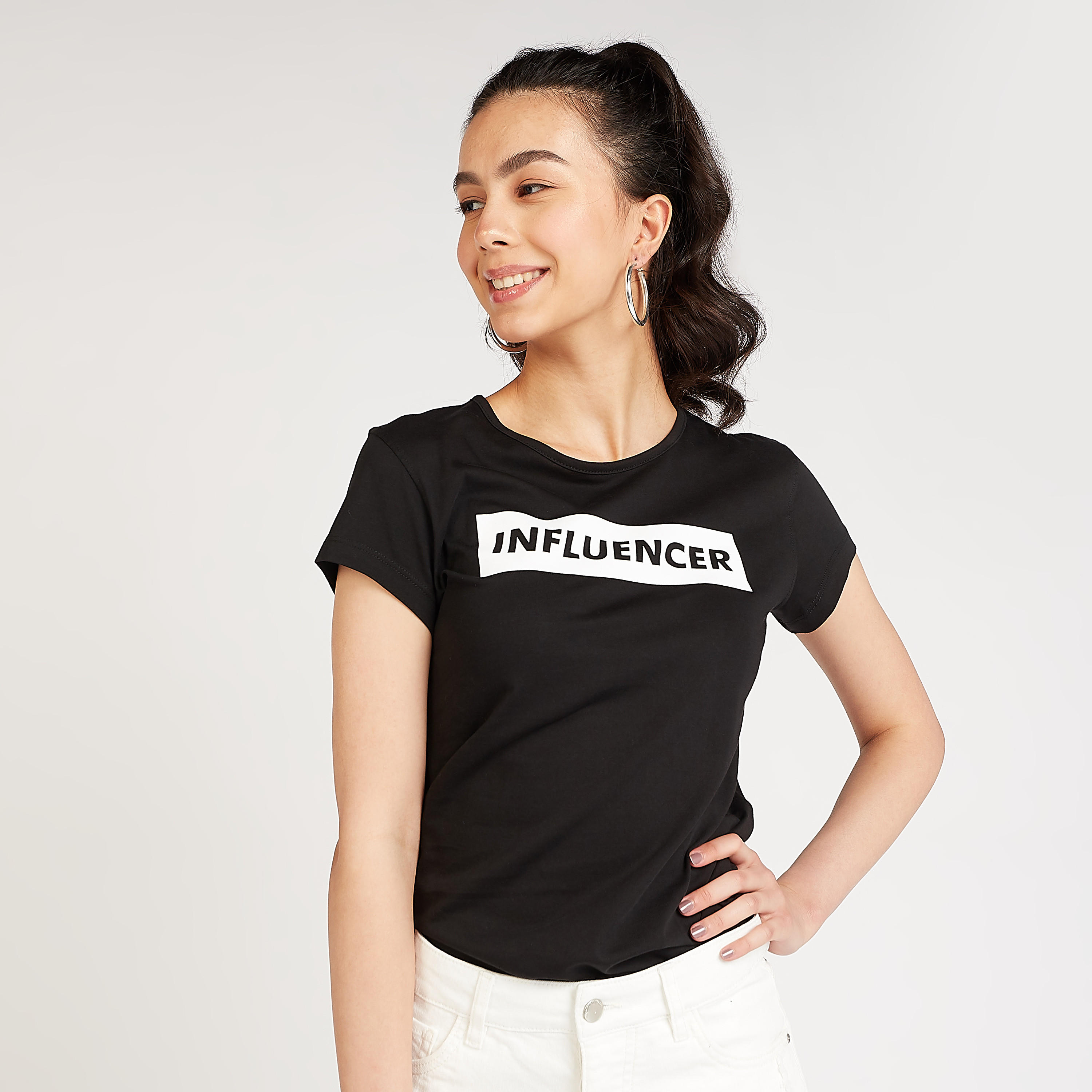 تيشيرت سليم فيت بياقة ضيّقة وأكمام كاب وطبعات جرافيك-women-clothing-tshirts-image-1