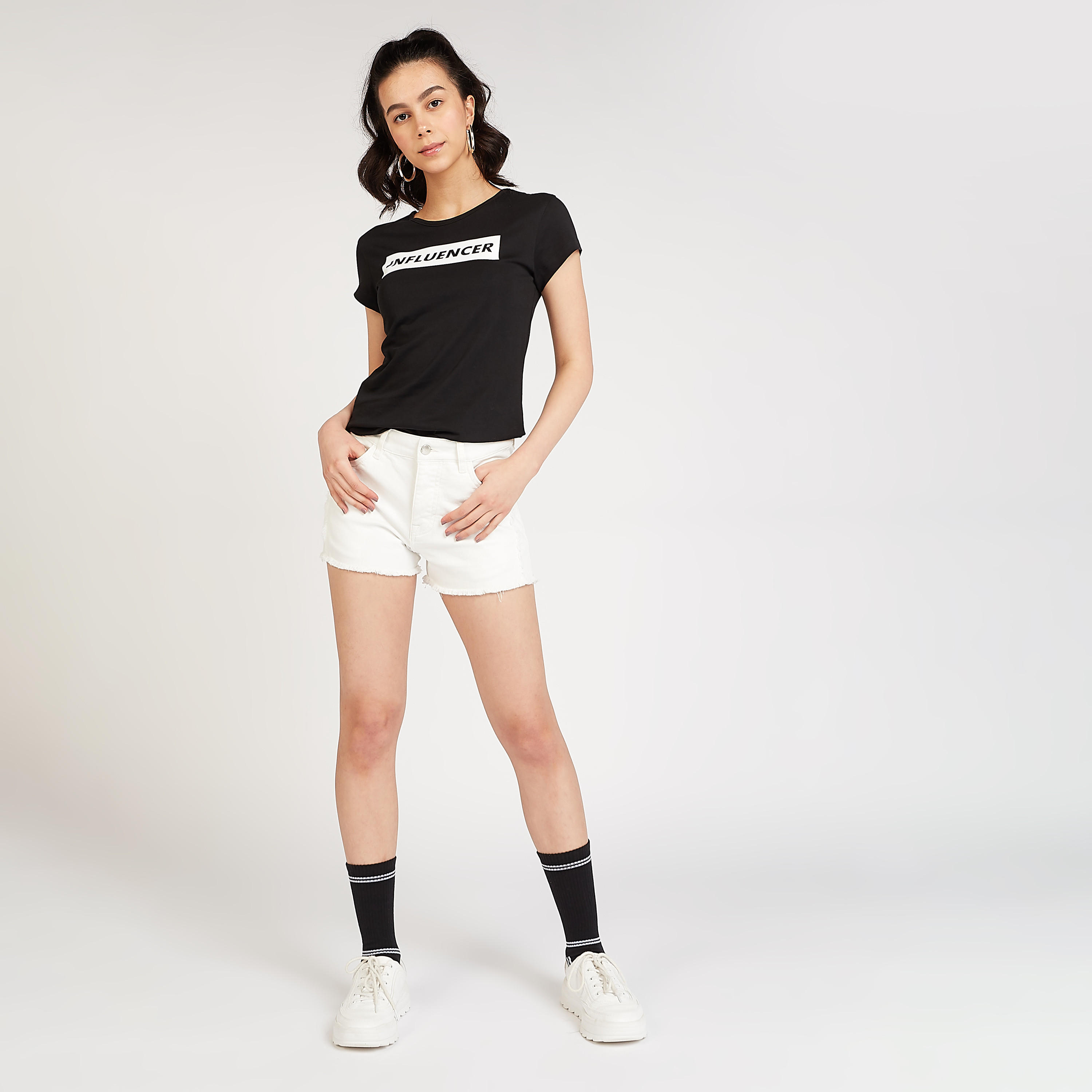 تيشيرت سليم فيت بياقة ضيّقة وأكمام كاب وطبعات جرافيك-women-clothing-tshirts-image-2