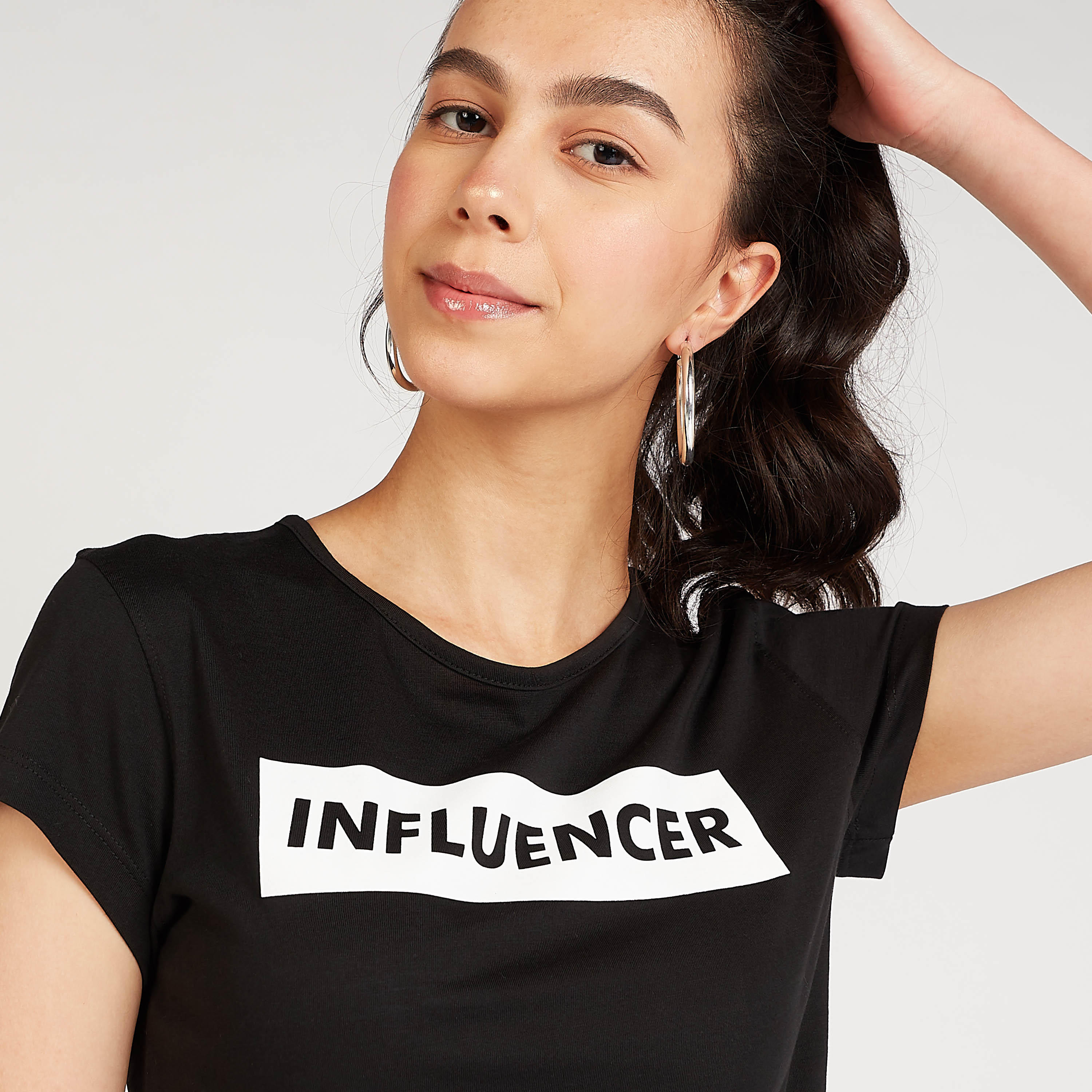 تيشيرت سليم فيت بياقة ضيّقة وأكمام كاب وطبعات جرافيك-women-clothing-tshirts-image-3