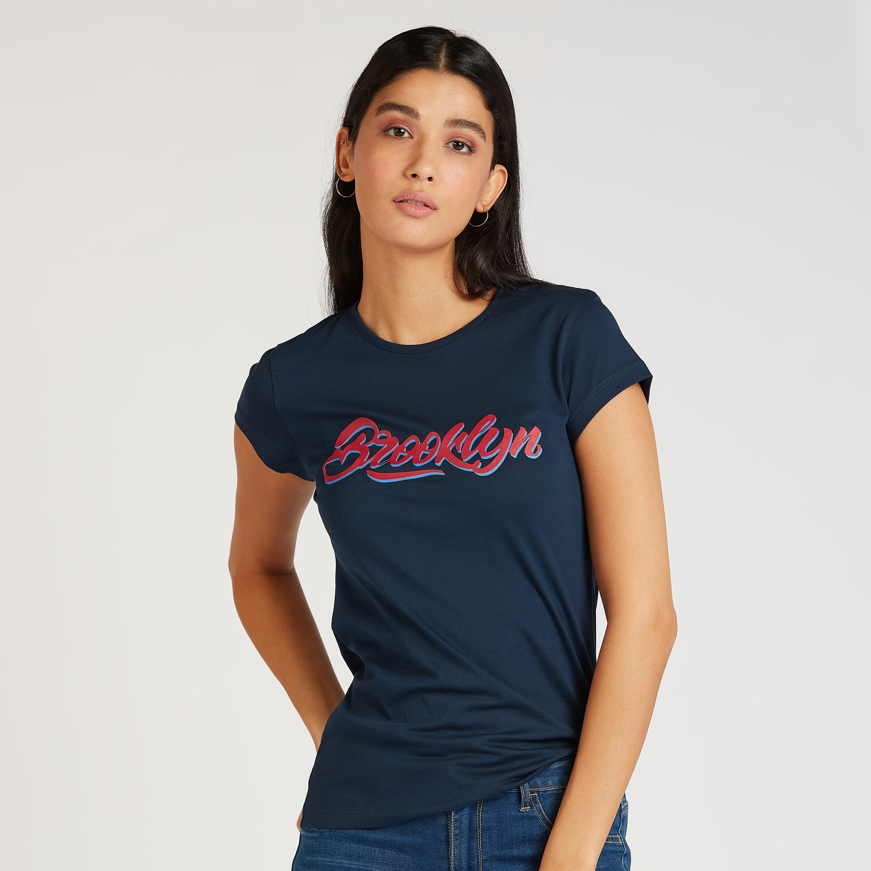 تيشيرت سليم بياقة ضيقة وأكمام كاب وطبعات تايبوغرافيك-women-clothing-tshirts-image-1