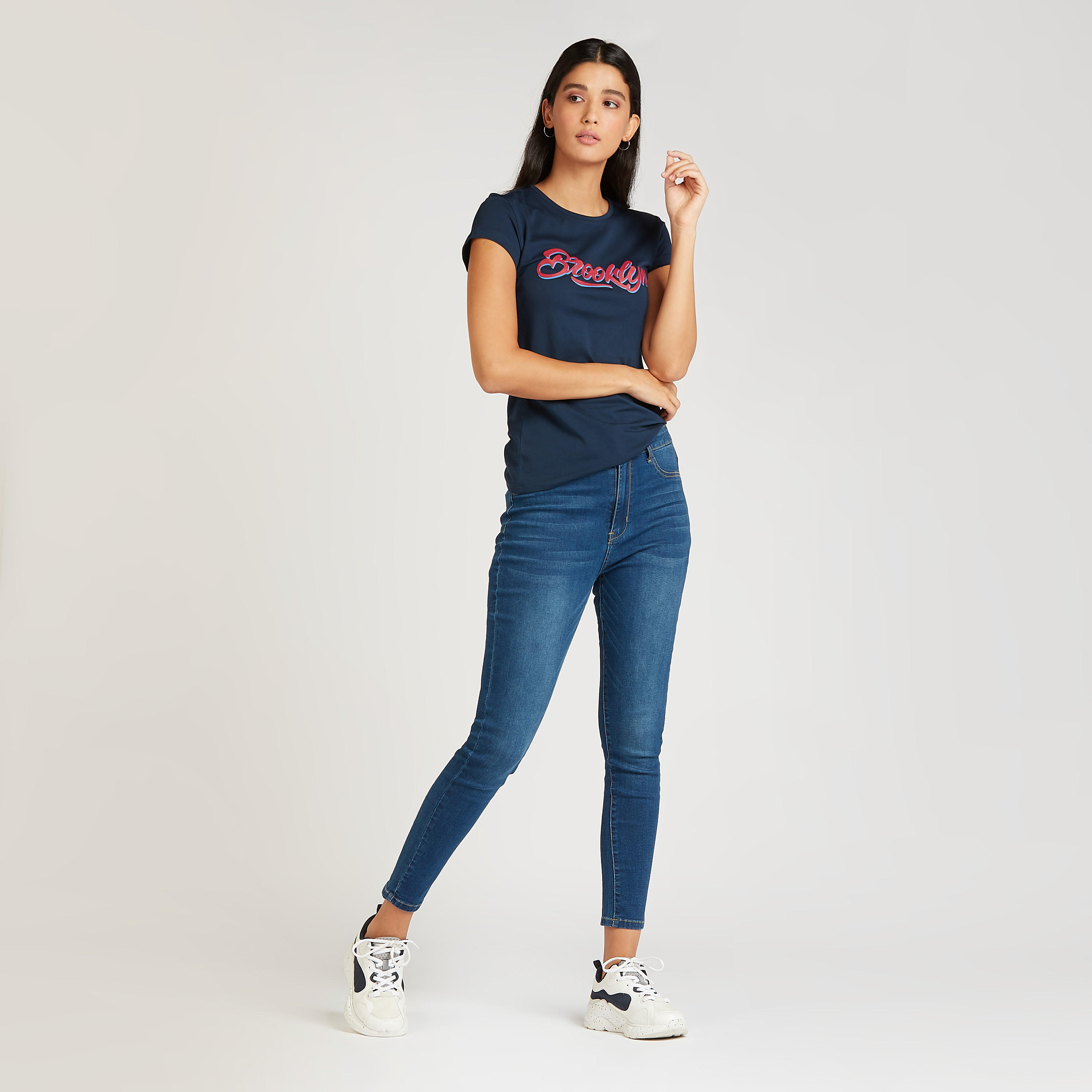 تيشيرت سليم بياقة ضيقة وأكمام كاب وطبعات تايبوغرافيك-women-clothing-tshirts-image-2