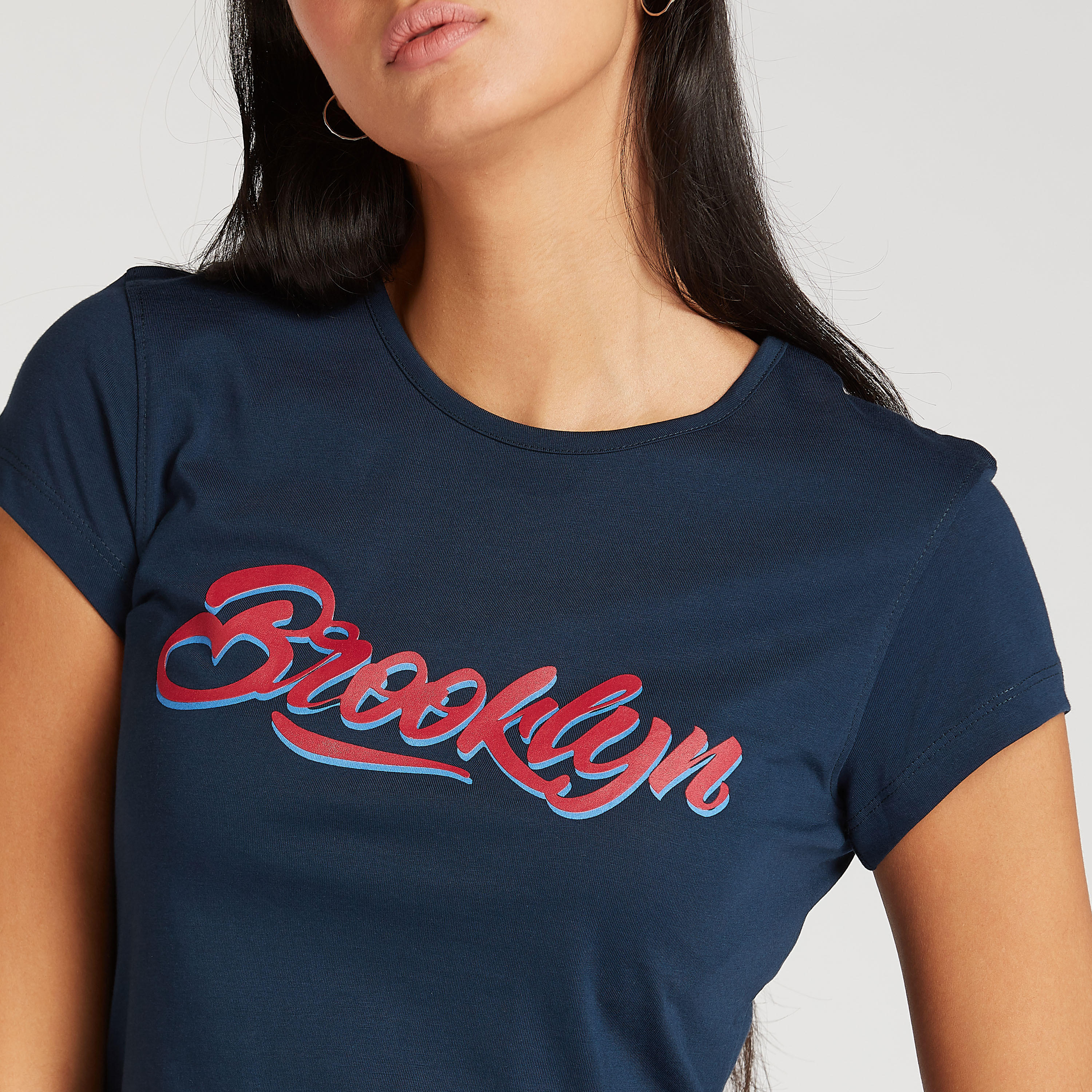 تيشيرت سليم بياقة ضيقة وأكمام كاب وطبعات تايبوغرافيك-women-clothing-tshirts-image-3