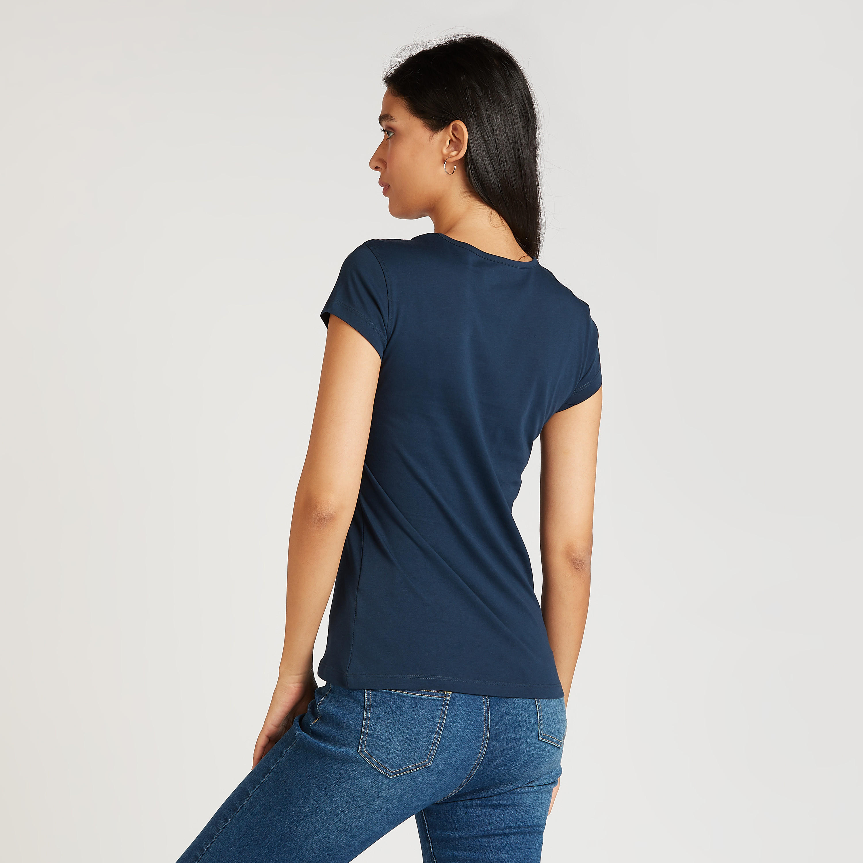 تيشيرت سليم بياقة ضيقة وأكمام كاب وطبعات تايبوغرافيك-women-clothing-tshirts-image-4