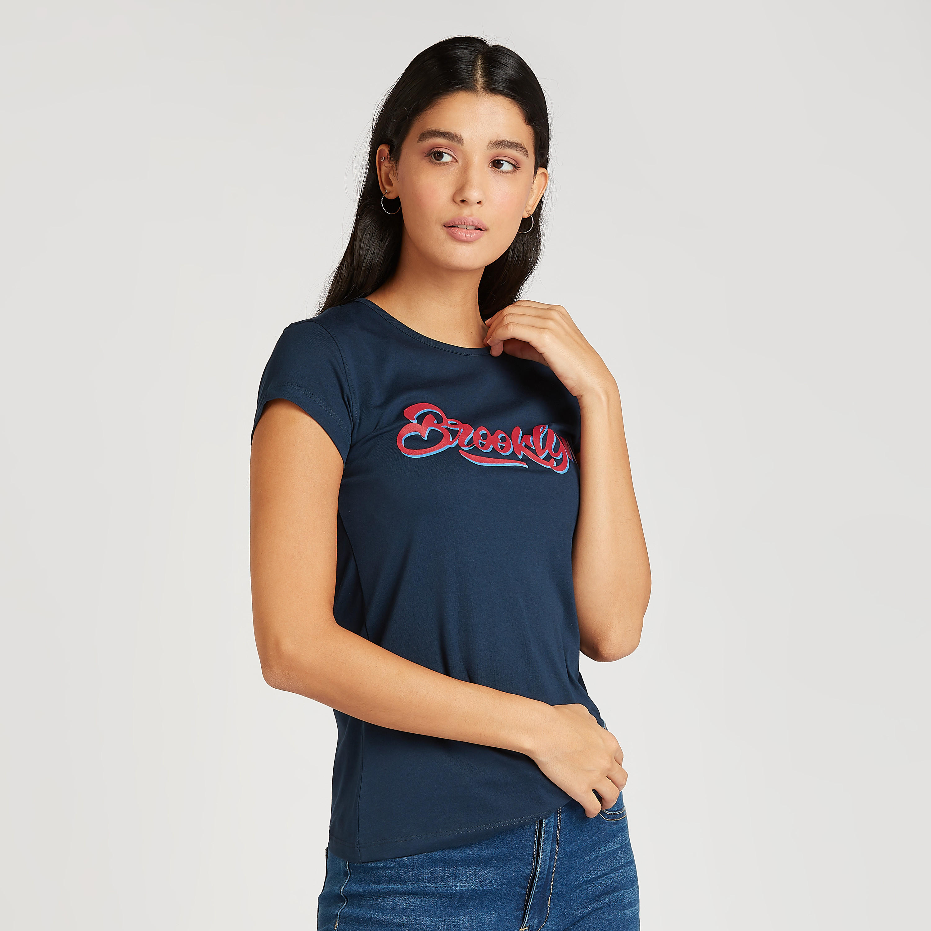 تيشيرت سليم بياقة ضيقة وأكمام كاب وطبعات تايبوغرافيك-women-clothing-tshirts-image-5