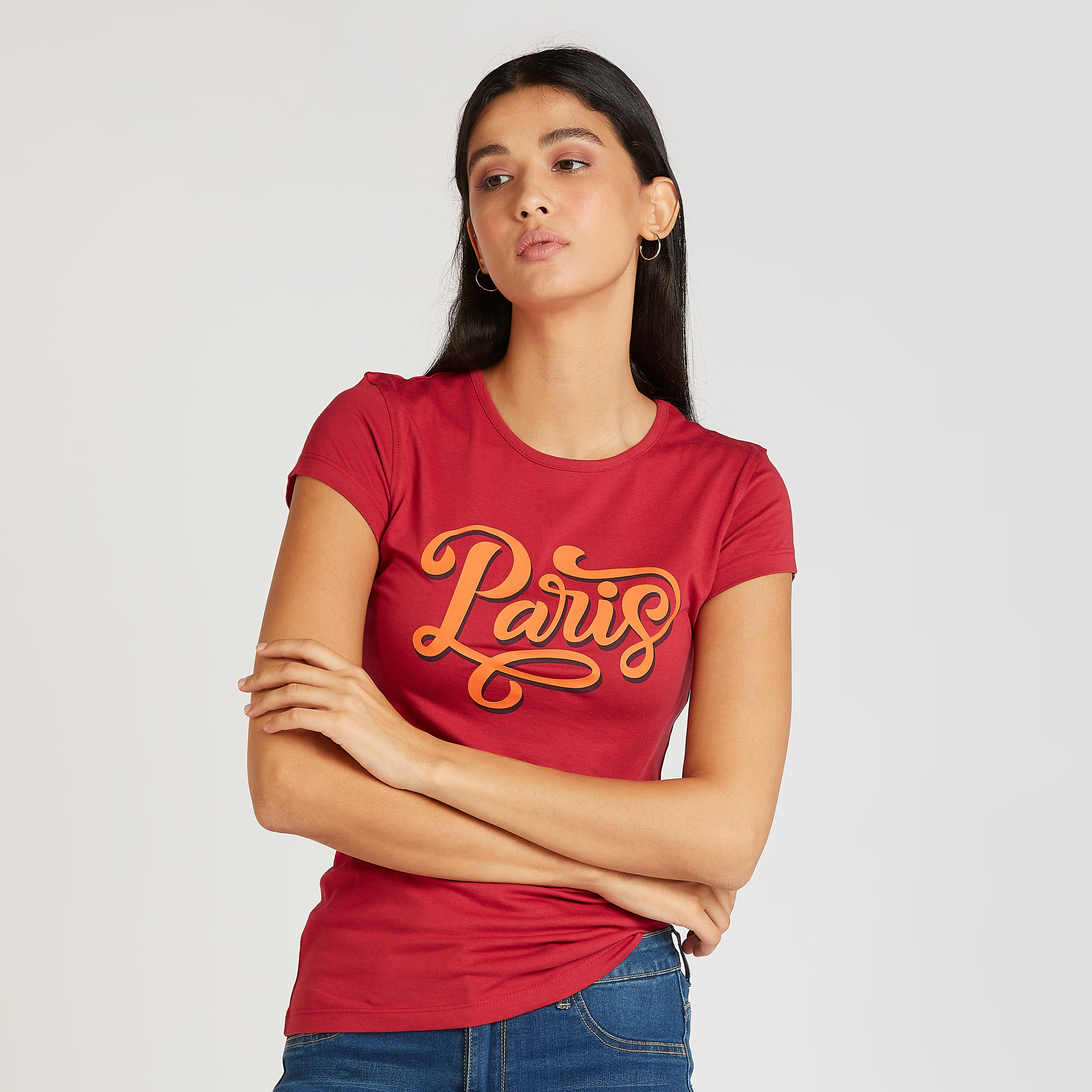 تيشيرت سليم بياقة ضيقة وأكمام كاب وطبعات تايبوغرافيك-women-clothing-tshirts-image-1