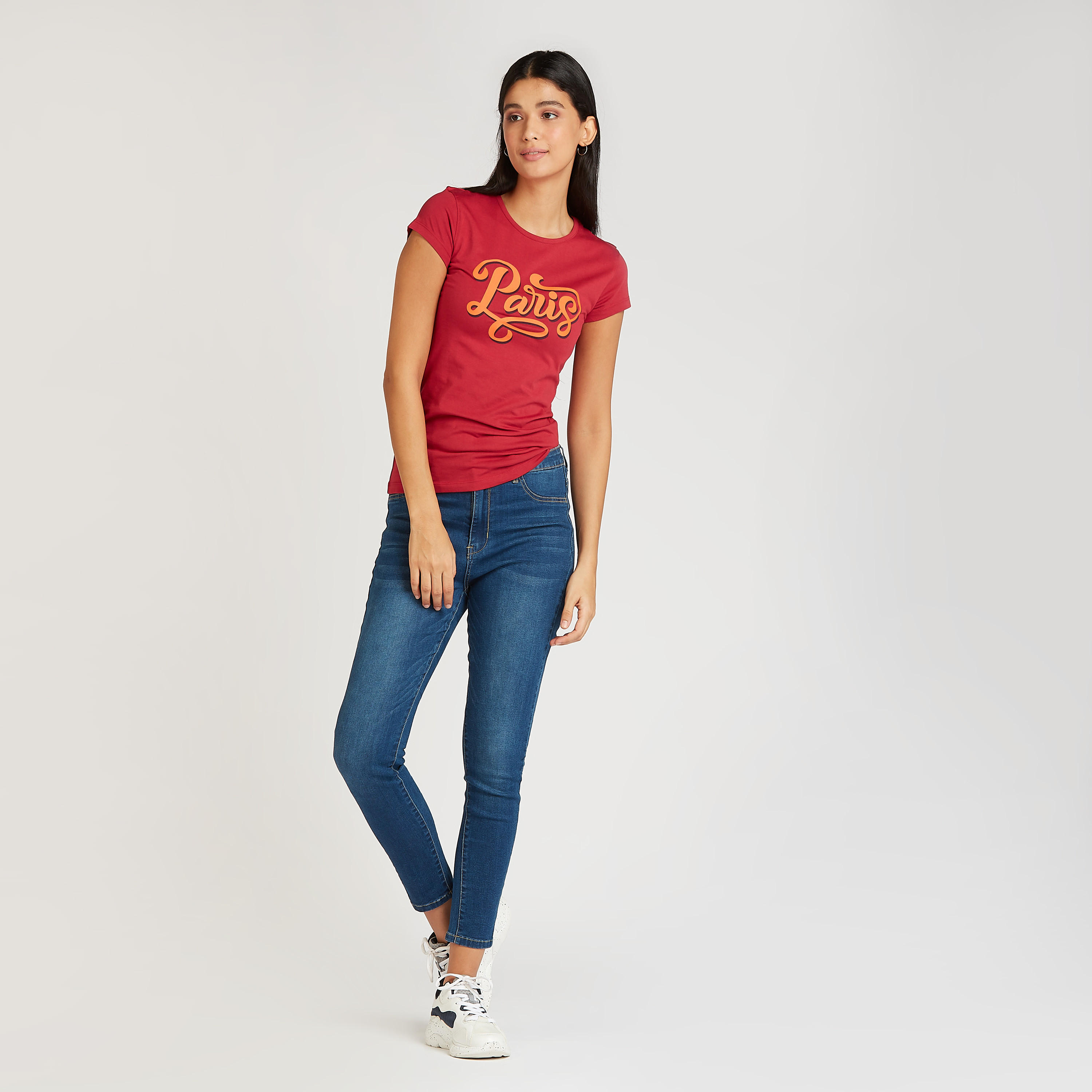تيشيرت سليم بياقة ضيقة وأكمام كاب وطبعات تايبوغرافيك-women-clothing-tshirts-image-2