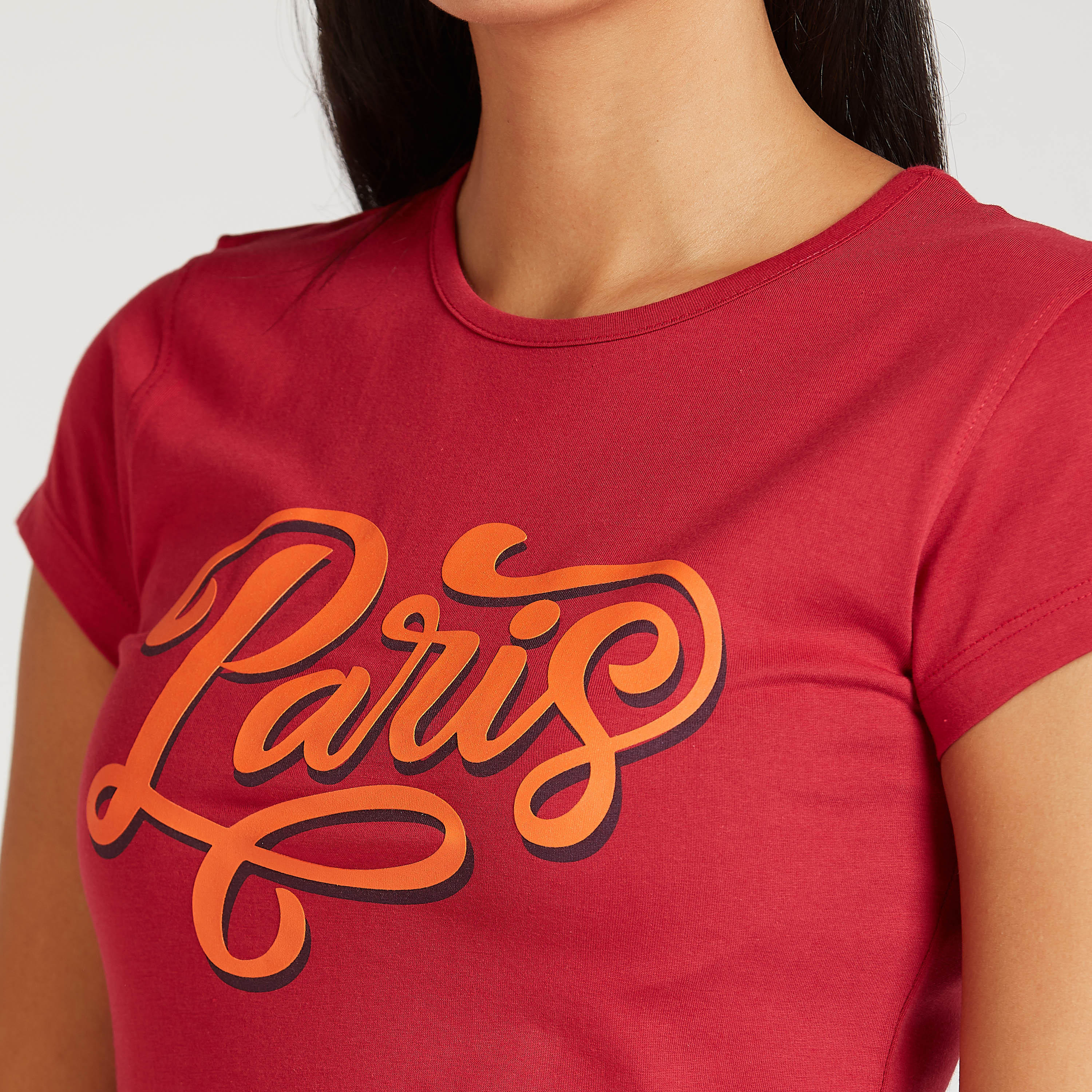تيشيرت سليم بياقة ضيقة وأكمام كاب وطبعات تايبوغرافيك-women-clothing-tshirts-image-3