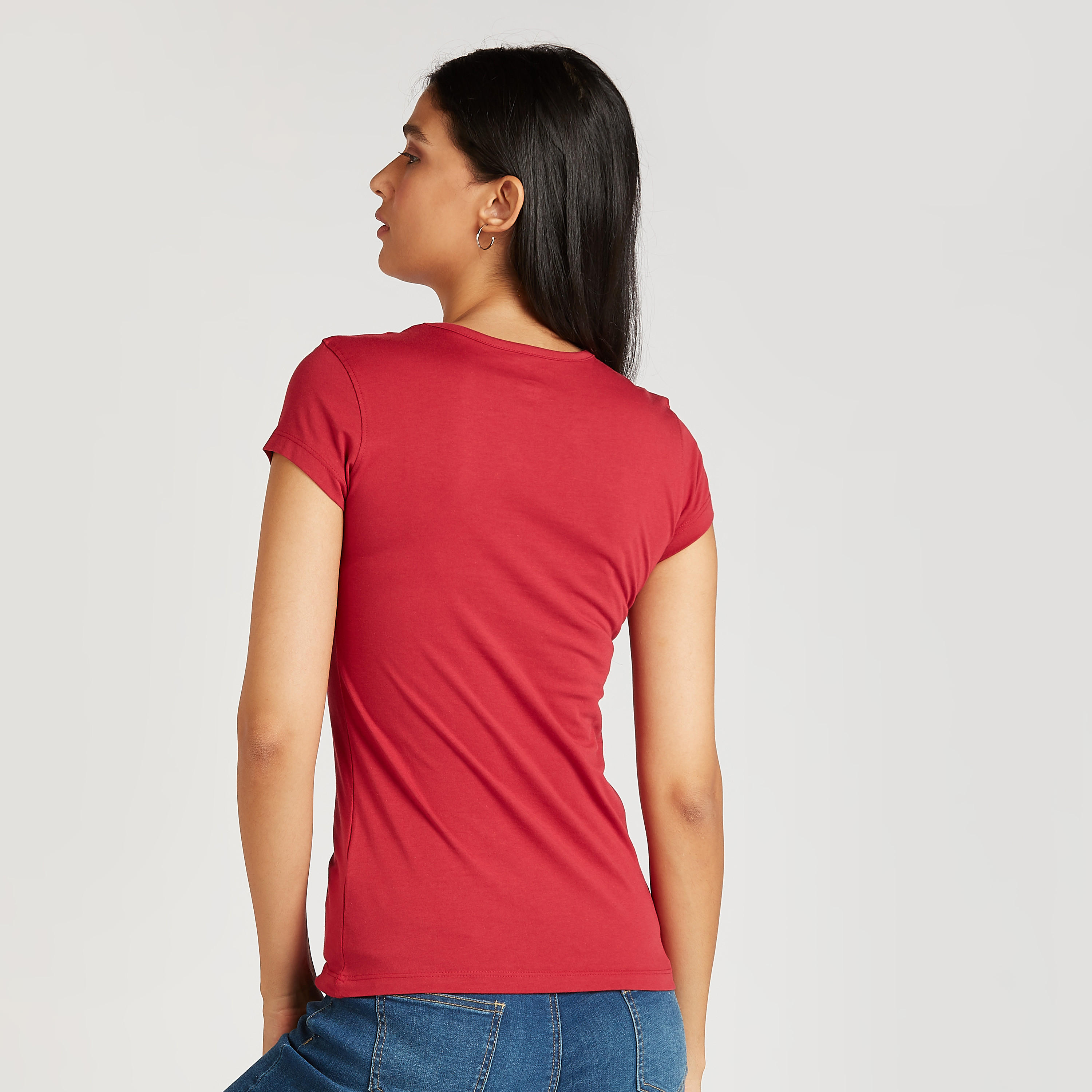 تيشيرت سليم بياقة ضيقة وأكمام كاب وطبعات تايبوغرافيك-women-clothing-tshirts-image-4