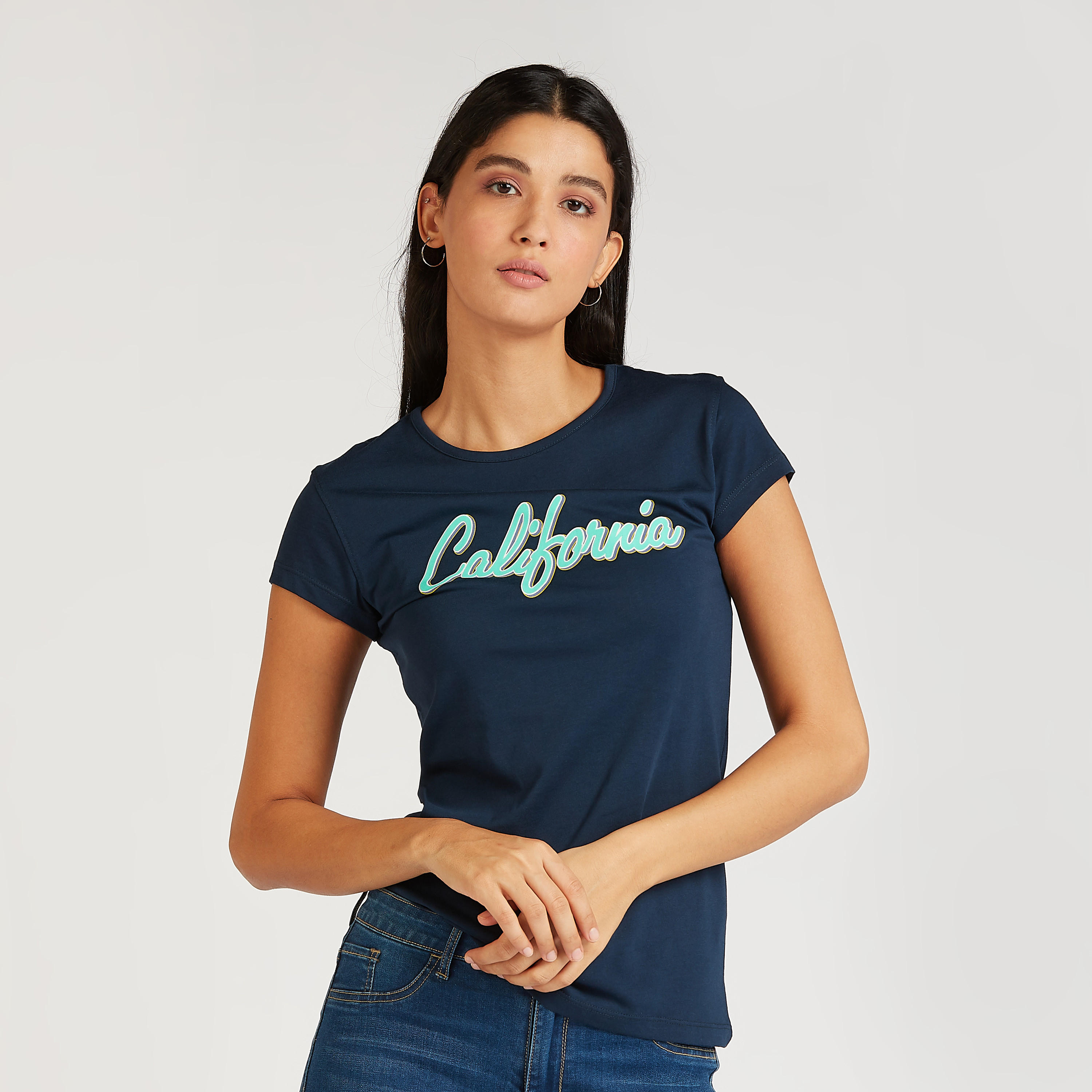 تيشيرت سليم بياقة ضيقة وأكمام كاب وطبعات تايبوغرافيك-women-clothing-tshirts-image-1