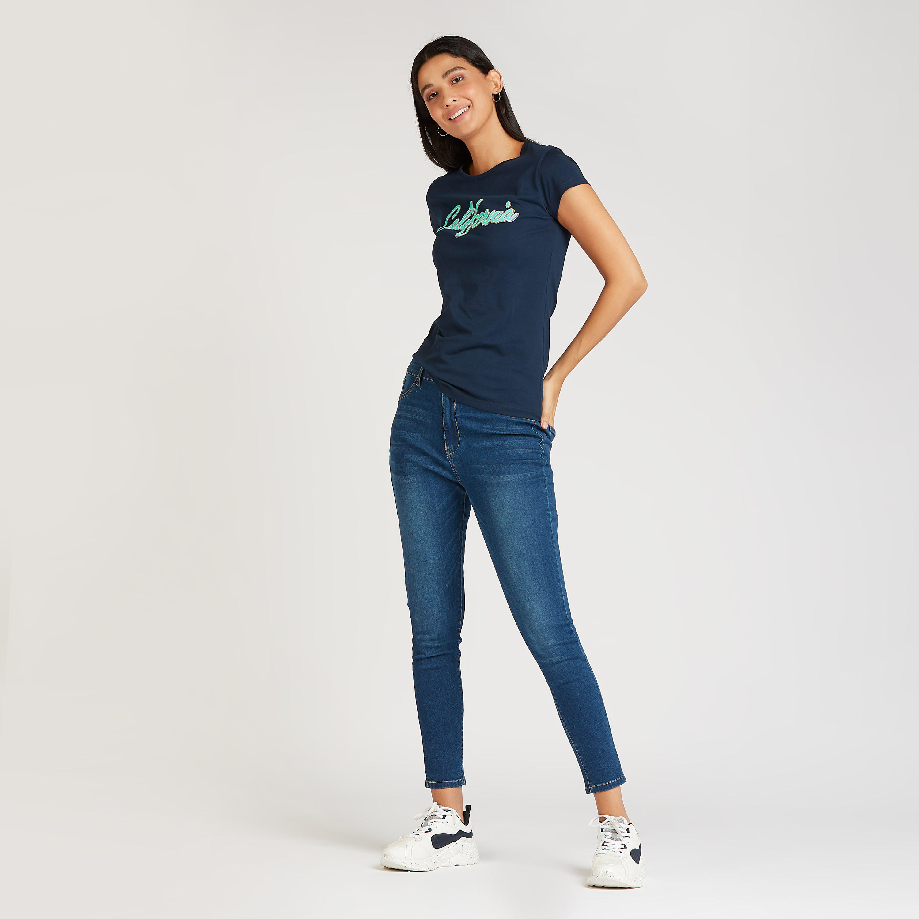 تيشيرت سليم بياقة ضيقة وأكمام كاب وطبعات تايبوغرافيك-women-clothing-tshirts-image-2