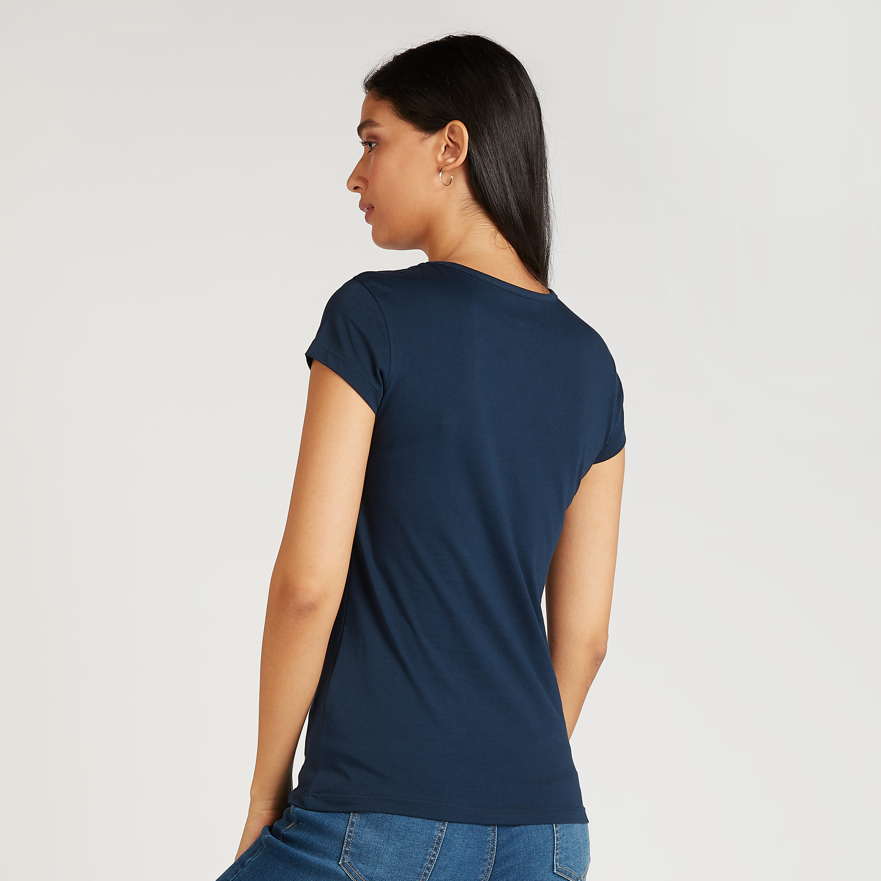 تيشيرت سليم بياقة ضيقة وأكمام كاب وطبعات تايبوغرافيك-women-clothing-tshirts-image-4