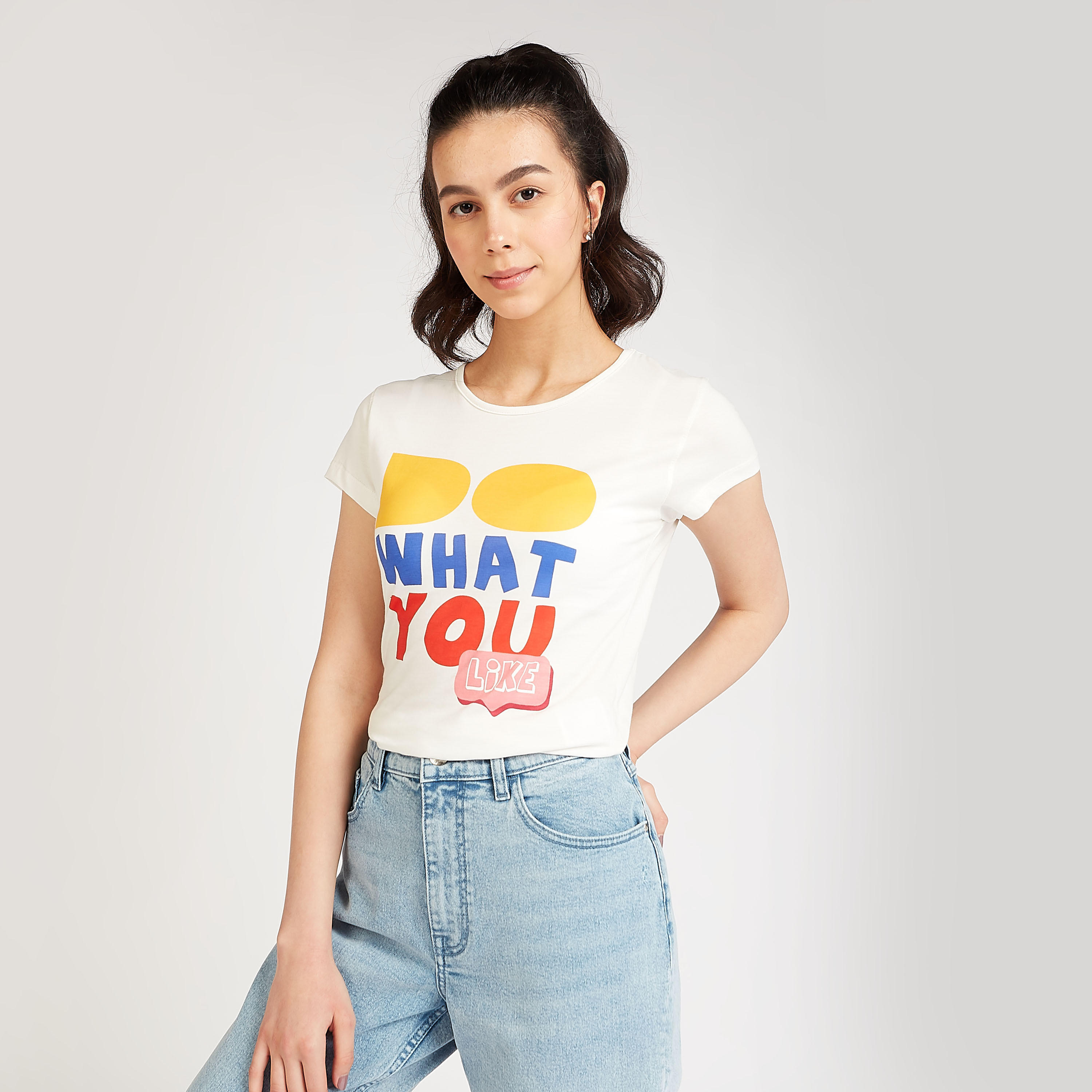 تيشيرت سليم فيت بياقة ضيقة وطبعات تايبوغرافيك-women-clothing-tshirts-image-1