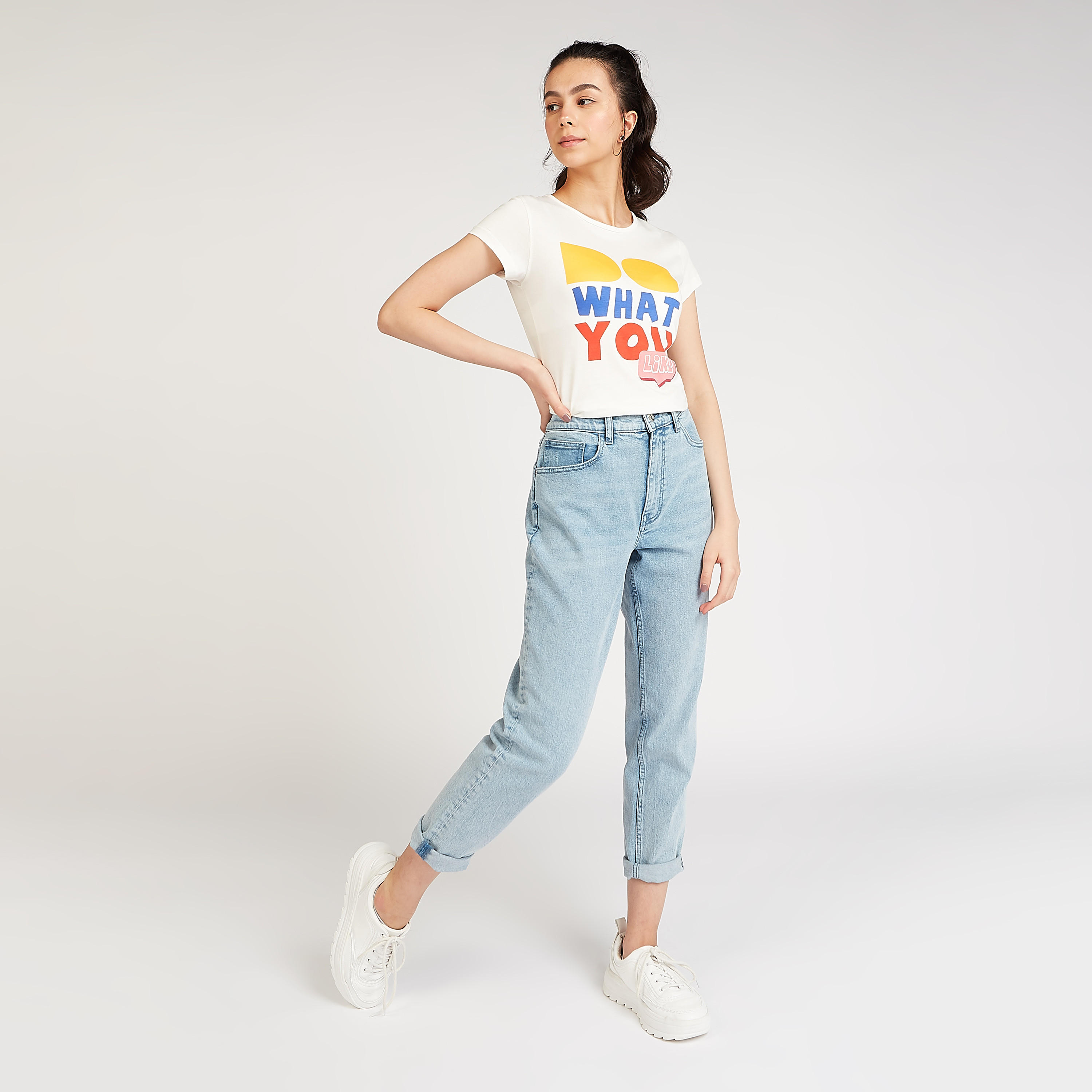 تيشيرت سليم فيت بياقة ضيقة وطبعات تايبوغرافيك-women-clothing-tshirts-image-2