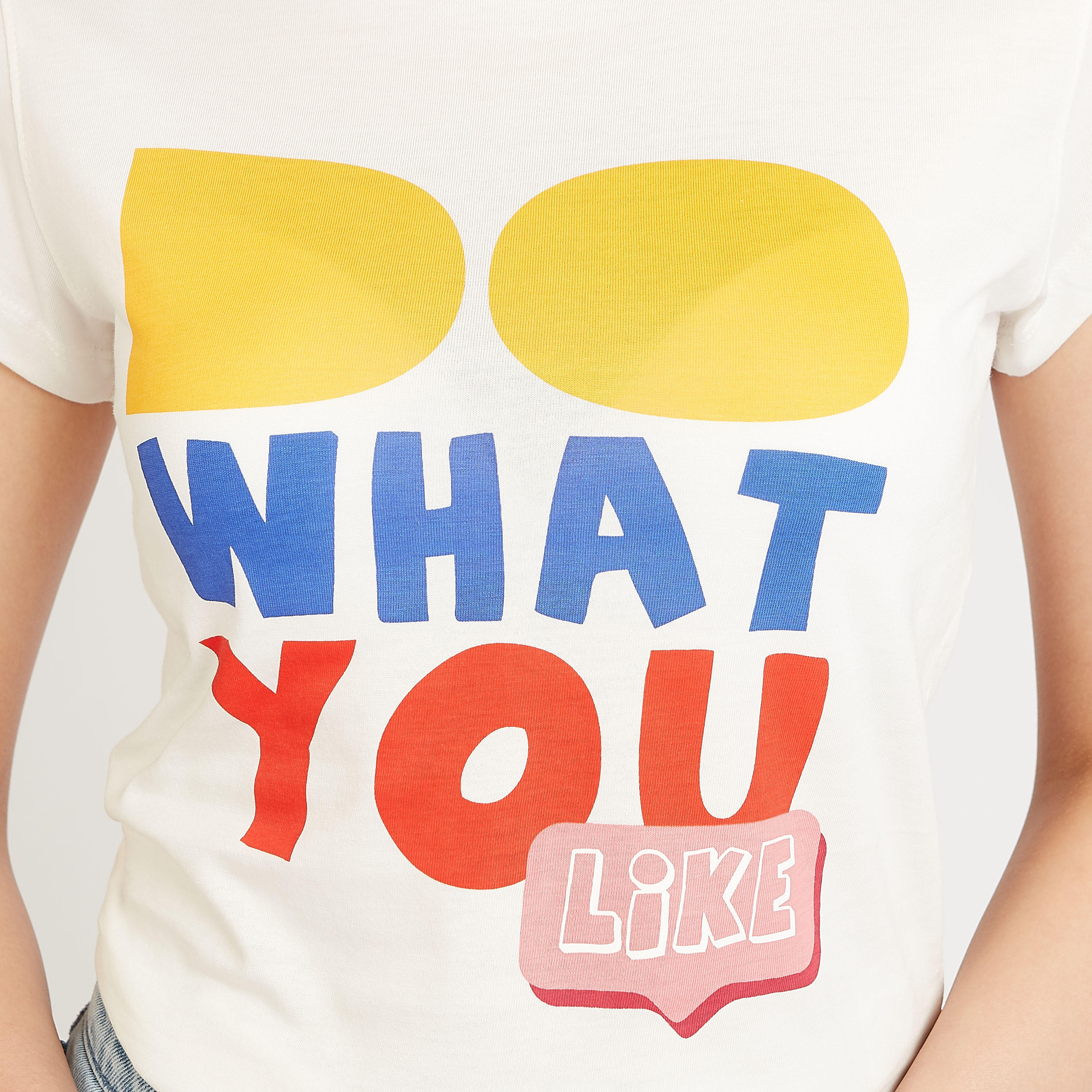 تيشيرت سليم فيت بياقة ضيقة وطبعات تايبوغرافيك-women-clothing-tshirts-image-3