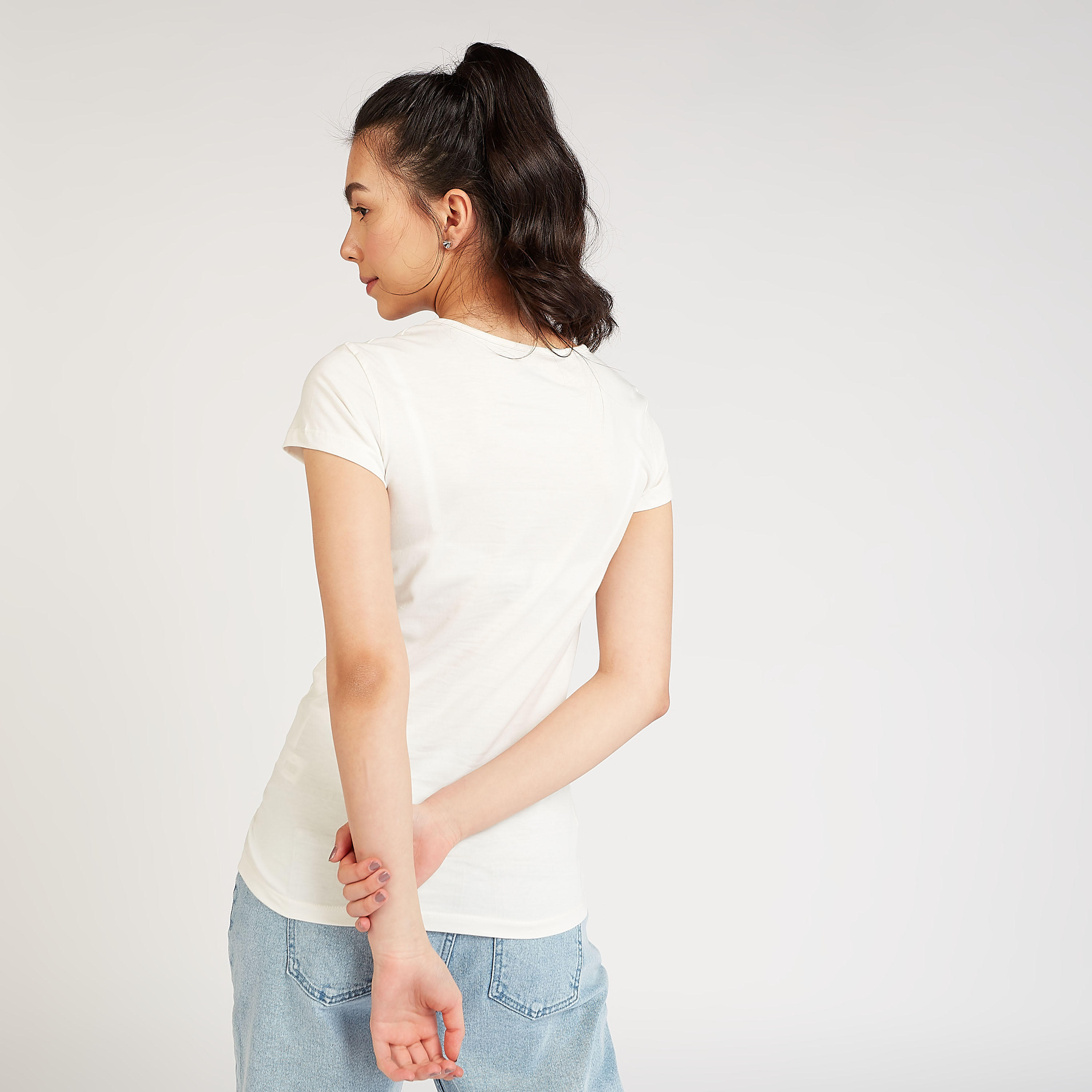 تيشيرت سليم فيت بياقة ضيقة وطبعات تايبوغرافيك-women-clothing-tshirts-image-4